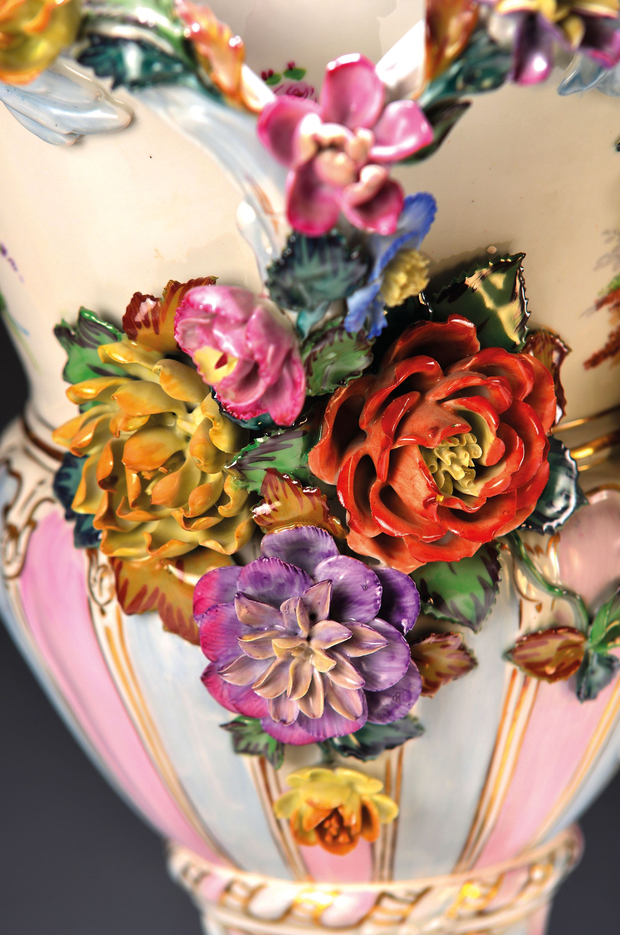 Detail d: Monumentale Prunkdeckelvase, Potschappel Dresden, nach 1950, ca. 72cm hohe Deckelvase, dreiteilig, Doppelhenkel in Astform, godronierter Fuß mit je ...