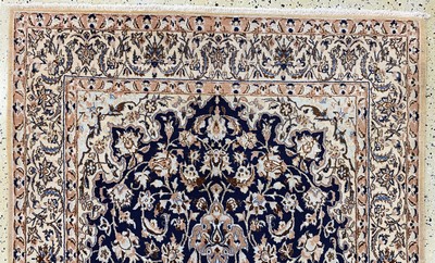 27120227d - Nain fein(9 La), Persien, Mitte 20.Jhd, Korkwolle mit Seide, ca. 222 x 134 cm, ...