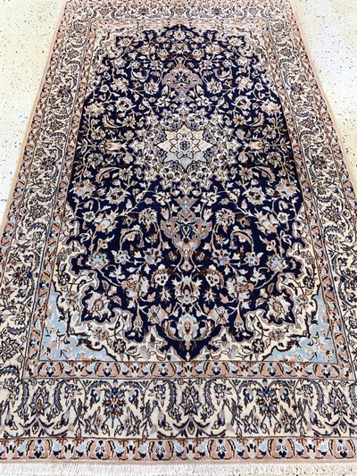 27120227e - Nain fein(9 La), Persien, Mitte 20.Jhd, Korkwolle mit Seide, ca. 222 x 134 cm, ...