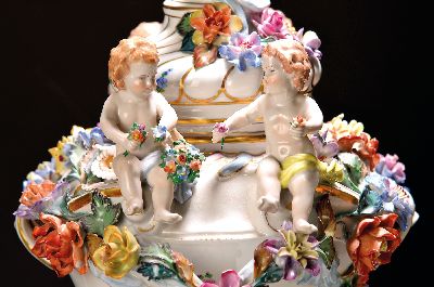 27120231c - Monumentale Prunkdeckelvase, Potschappel Dresden, nach 1950, ca. 72cm hohe Deckelvase, ...