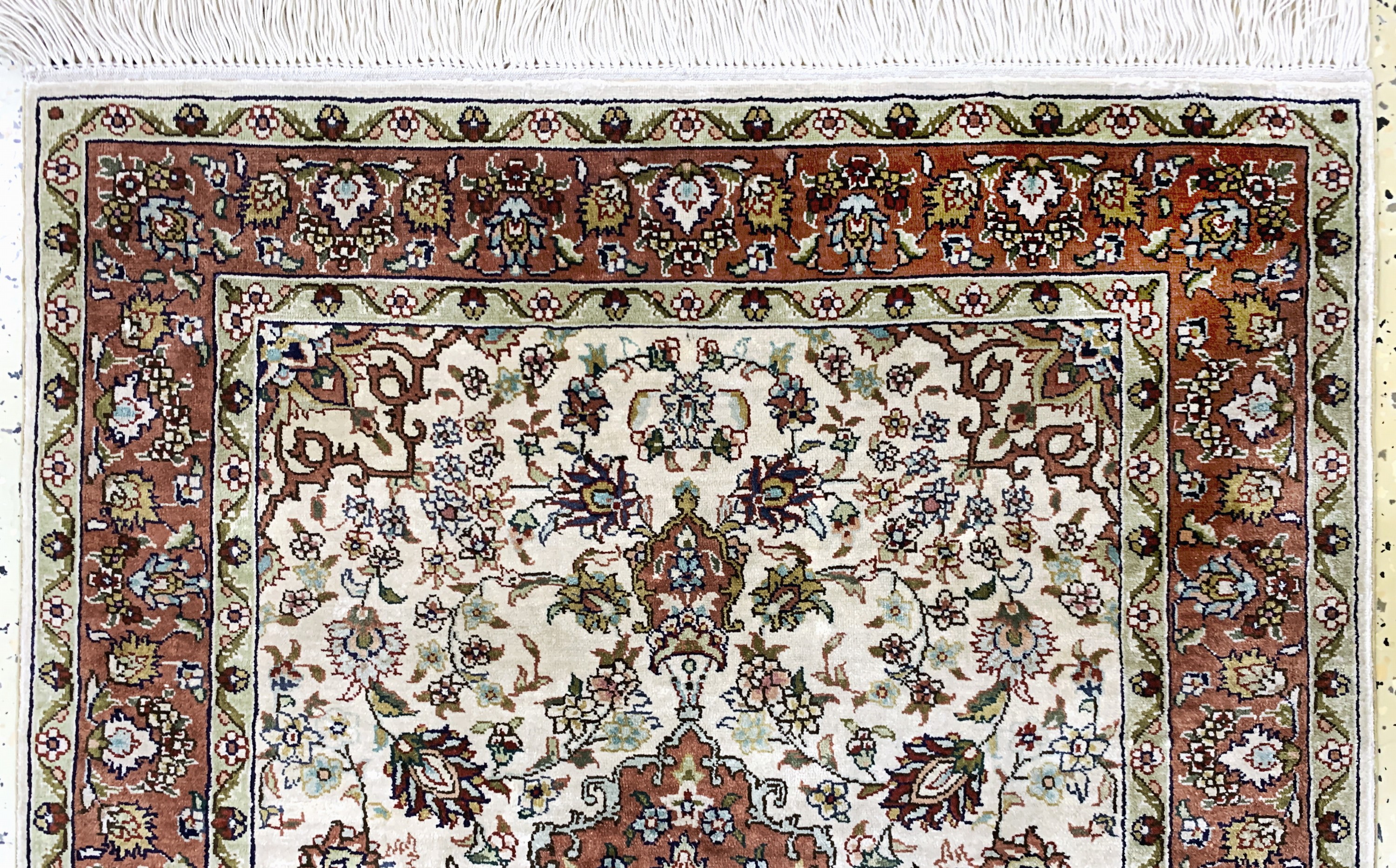 Detail a: Hereke Seide fein, China, Ende 20.Jhd, reine Naturseide, ca. 94 x 62 cm, EHZ: 1-2