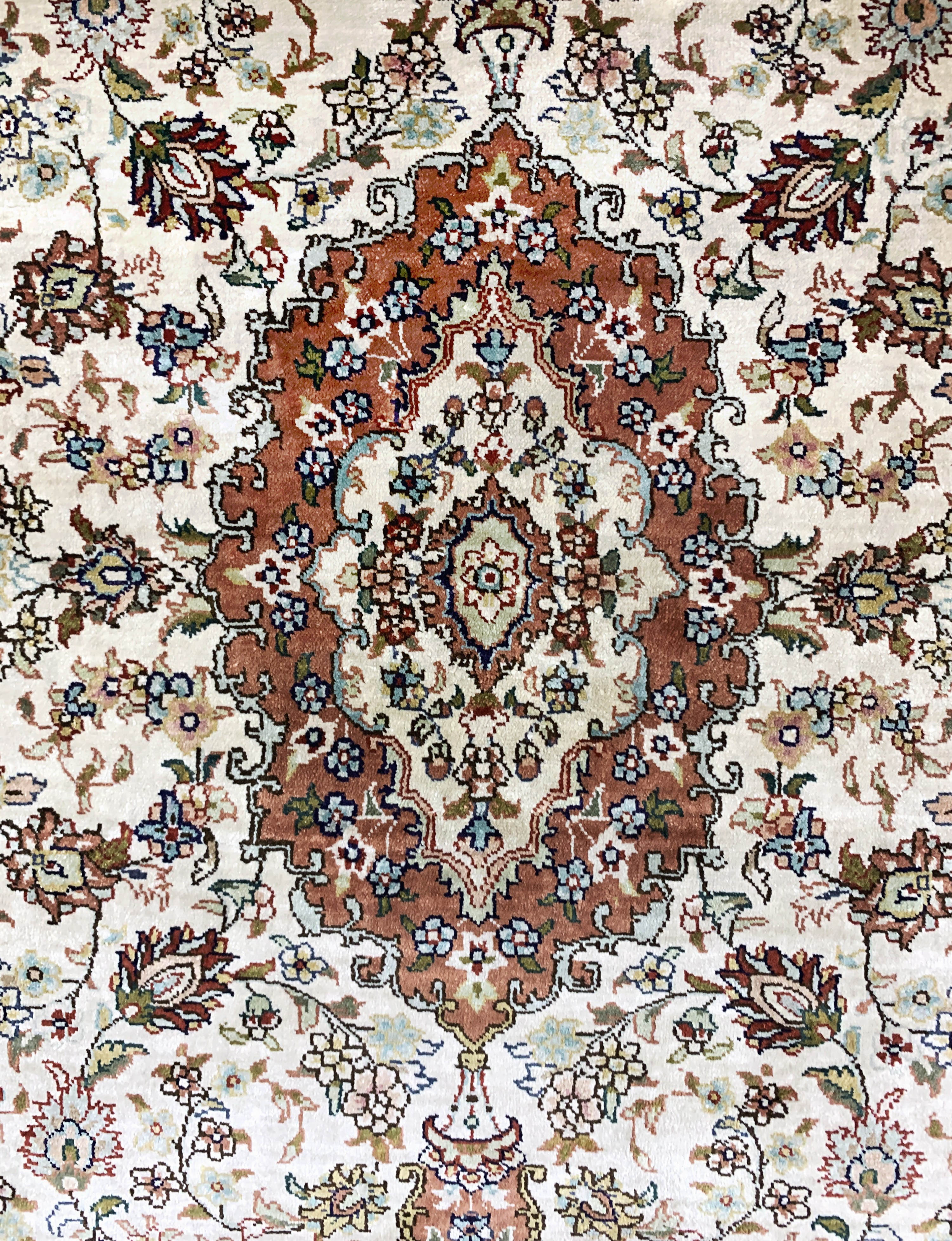 Detail c: Hereke Seide fein, China, Ende 20.Jhd, reine Naturseide, ca. 94 x 62 cm, EHZ: 1-2