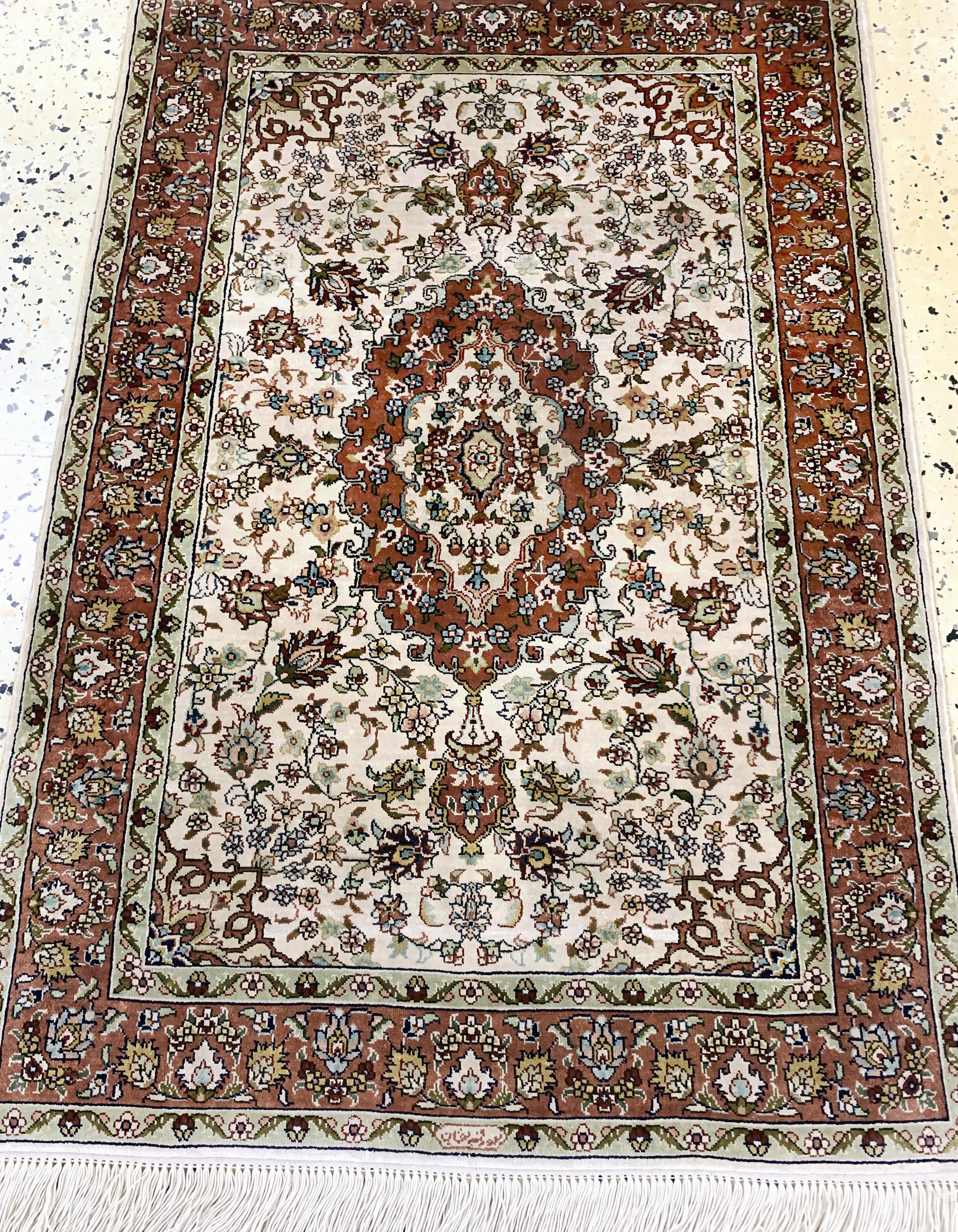 Detail d: Hereke Seide fein, China, Ende 20.Jhd, reine Naturseide, ca. 94 x 62 cm, EHZ: 1-2