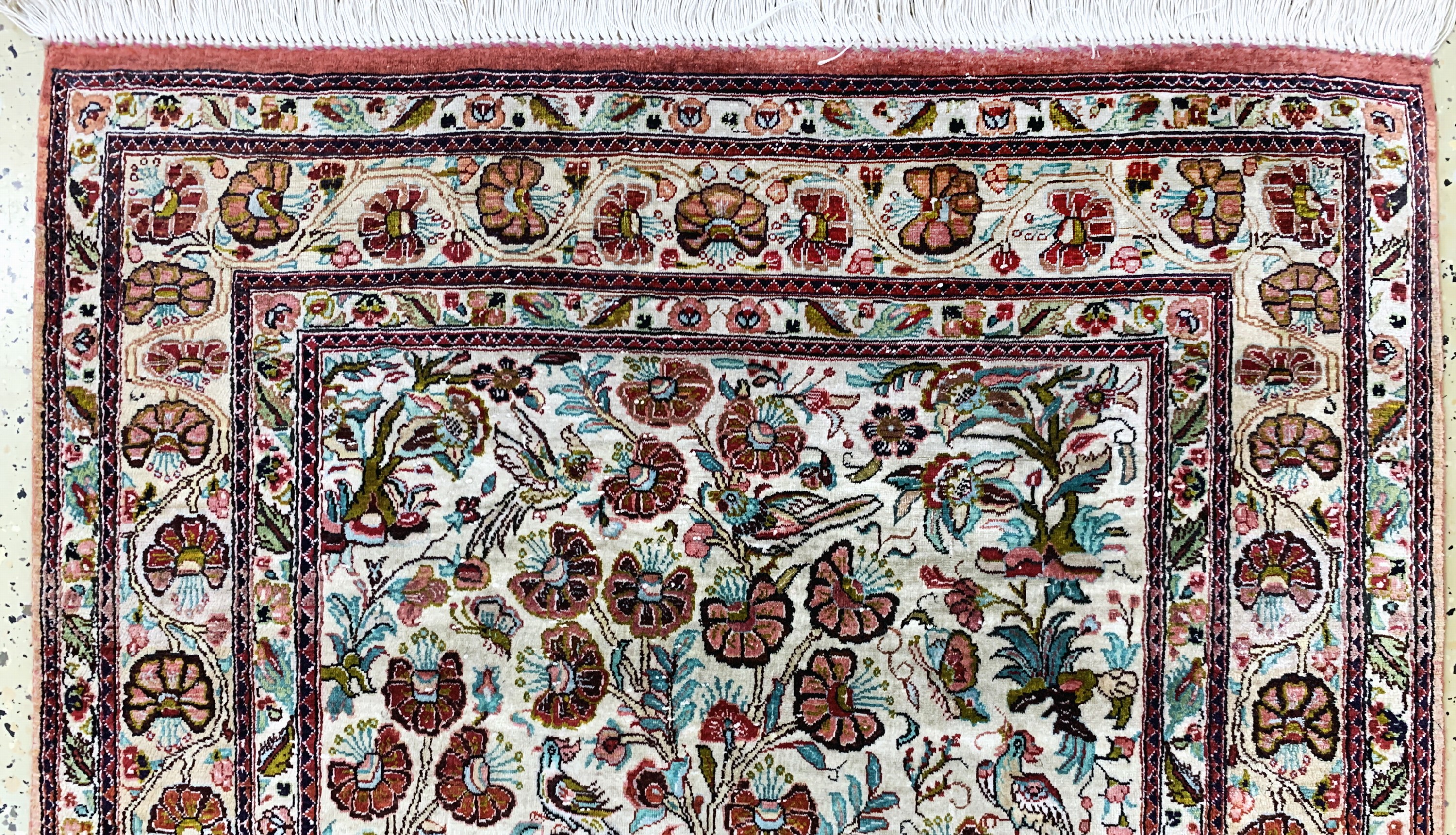 Detail a: Ghom Seide, Persien, Mitte 20.Jhd, reine Naturseide, ca. 126 x 81 cm, EHZ: 2, (Fransen erneuert)