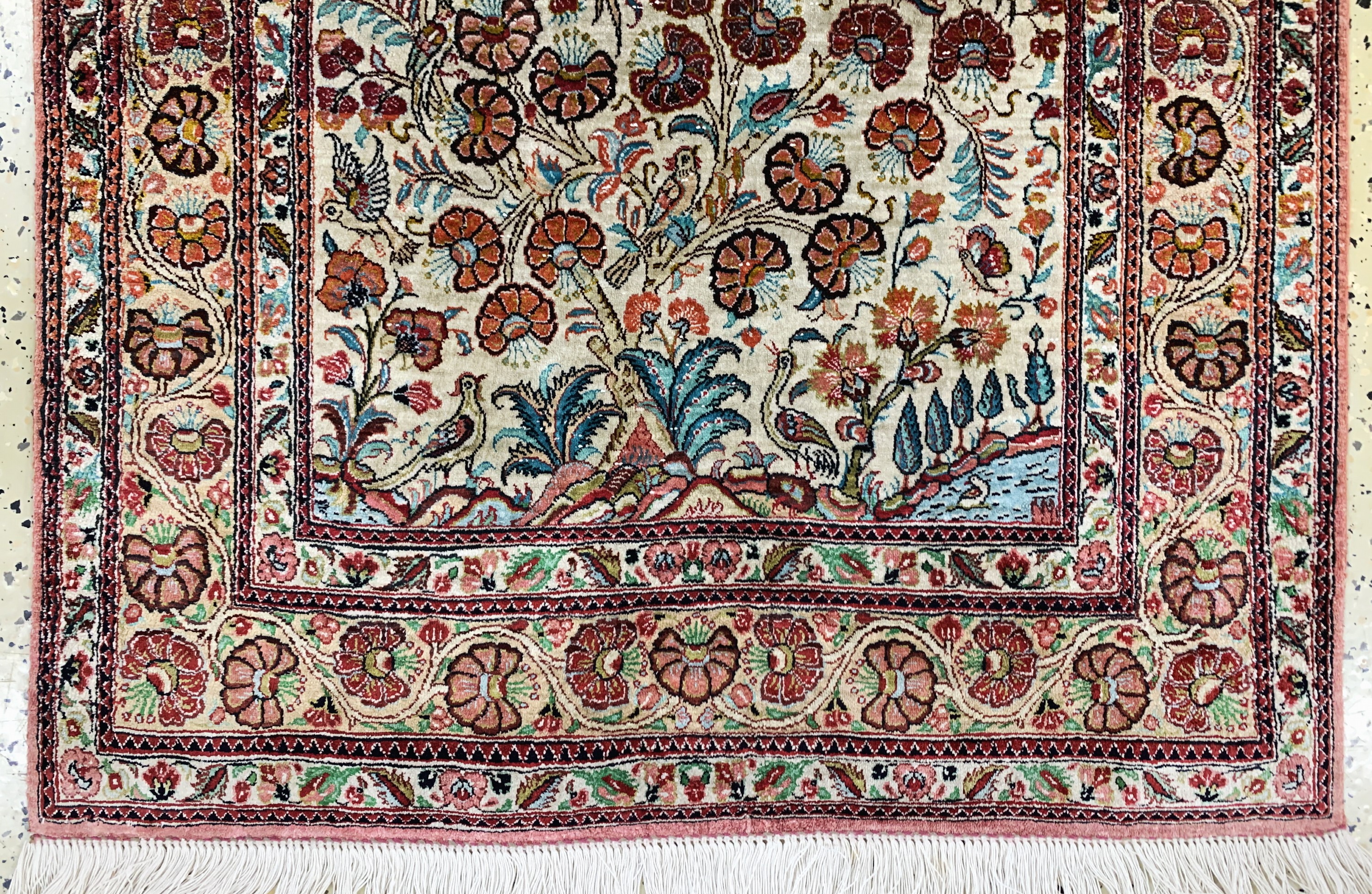 Detail b: Ghom Seide, Persien, Mitte 20.Jhd, reine Naturseide, ca. 126 x 81 cm, EHZ: 2, (Fransen erneuert)