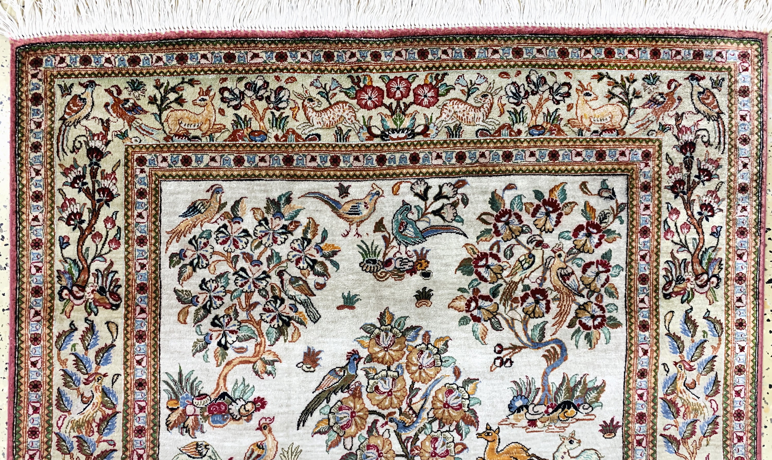 Detail a: Ghom Seide, Persien, Mitte 20.Jhd, reine Naturseide, ca. 155 x 103 cm, EHZ: 2, (Fransenerneuert)