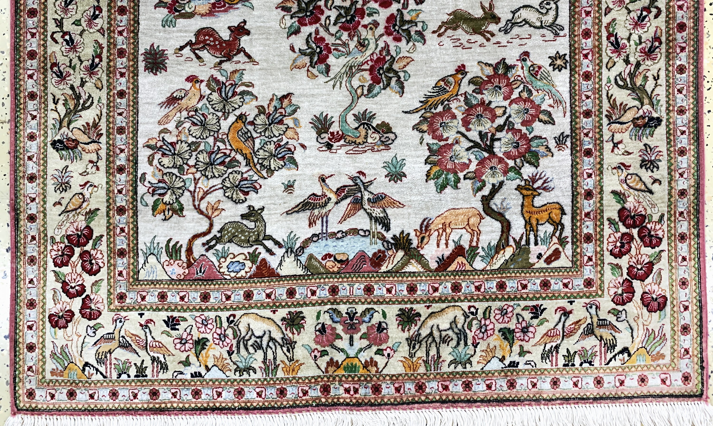 Detail c: Ghom Seide, Persien, Mitte 20.Jhd, reine Naturseide, ca. 155 x 103 cm, EHZ: 2, (Fransenerneuert)