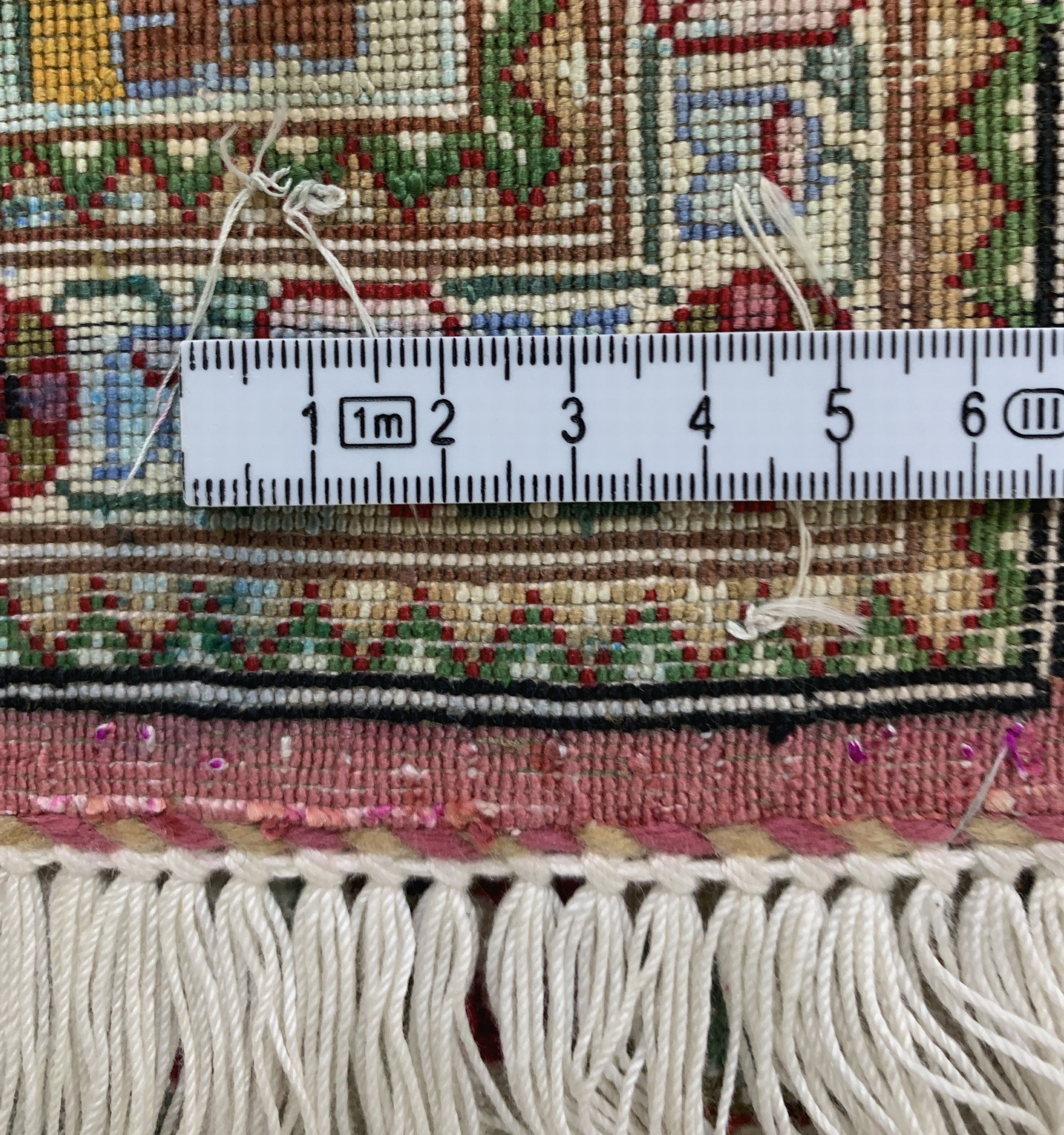 Detail e: Ghom Seide, Persien, Mitte 20.Jhd, reine Naturseide, ca. 155 x 103 cm, EHZ: 2, (Fransenerneuert)