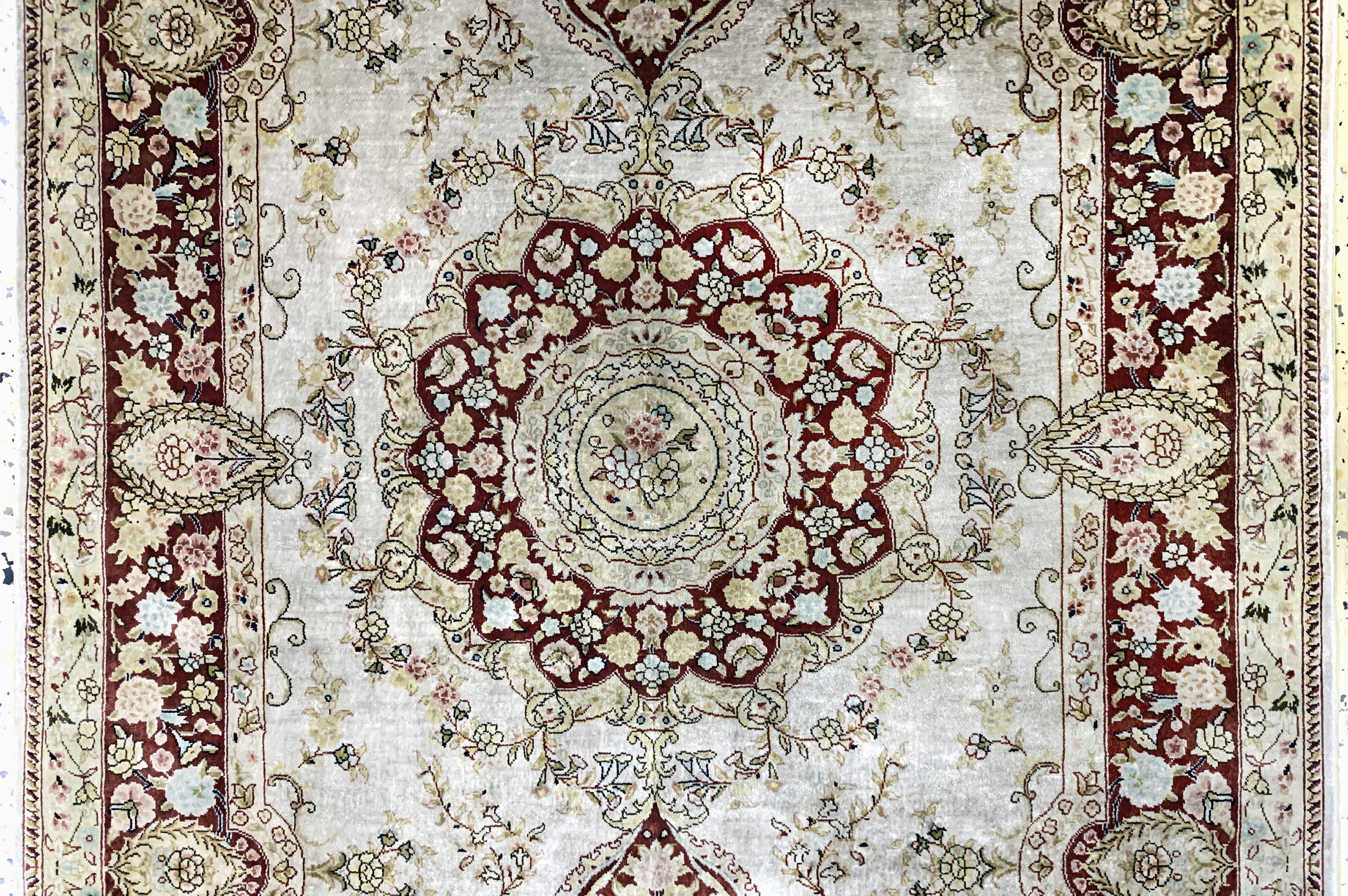 Detail b: Hereke Seide fein, China, Ende 20.Jhd, reine Naturseide, ca. 154 x 93 cm, Reinigungsbedürftig, EHZ: 2