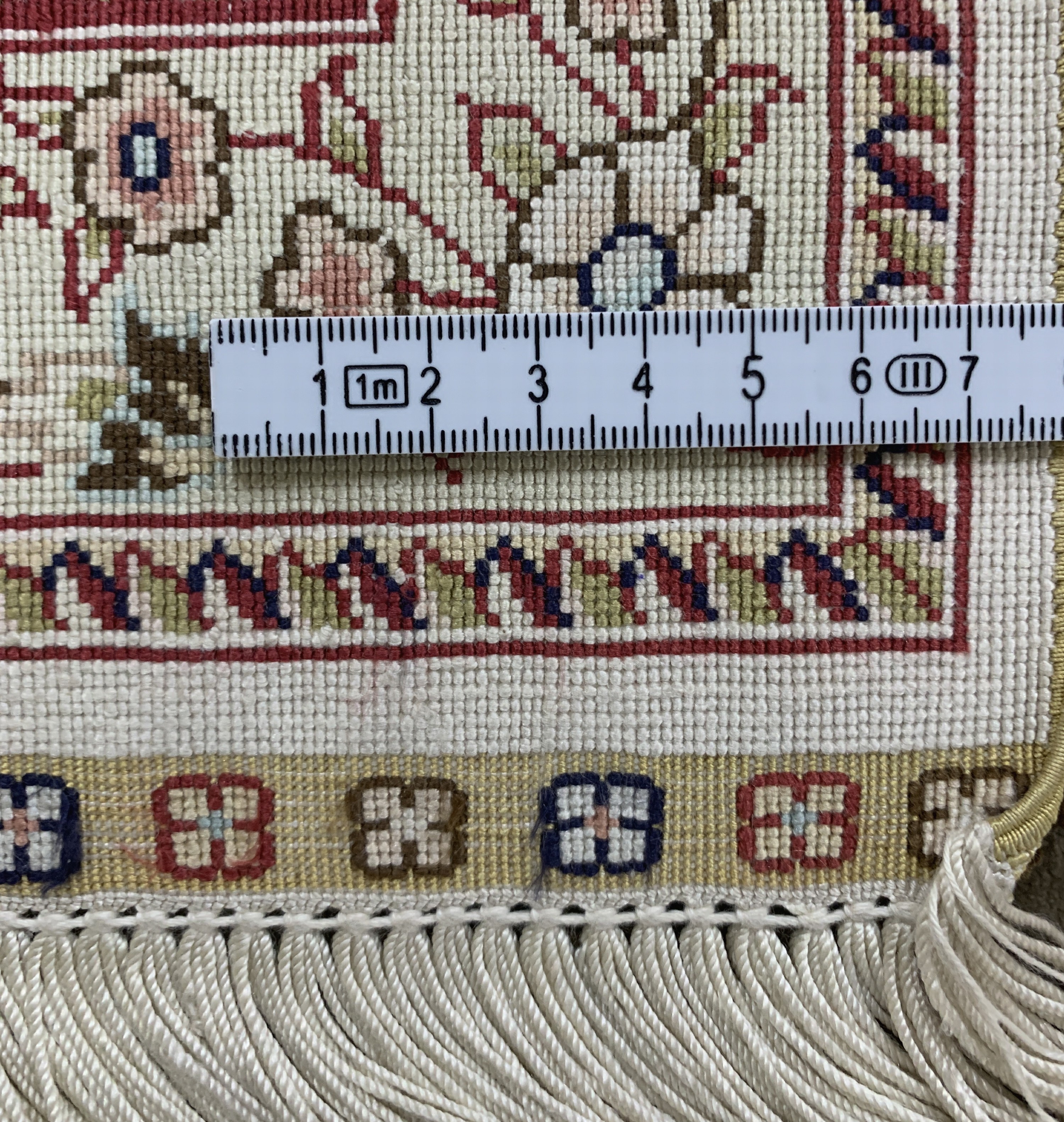 Detail e: Hereke Seide fein, China, Ende 20.Jhd, reine Naturseide, ca. 154 x 93 cm, Reinigungsbedürftig, EHZ: 2