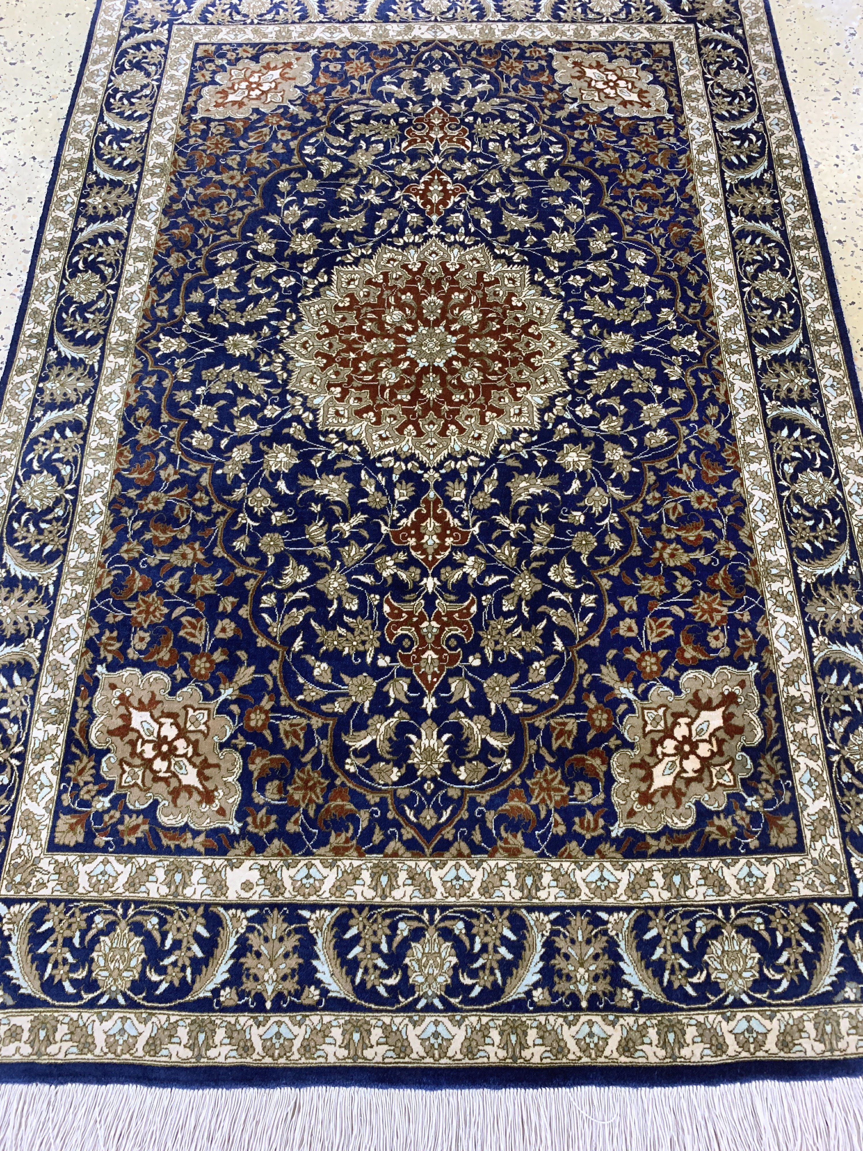 Detail d: Ghom Seide fein, Persien, Ende 20.Jhd, reine Naturseide, ca. 145 x 97 cm, ca. 1,0 Mio. Kn/qm, EHZ: 1-2