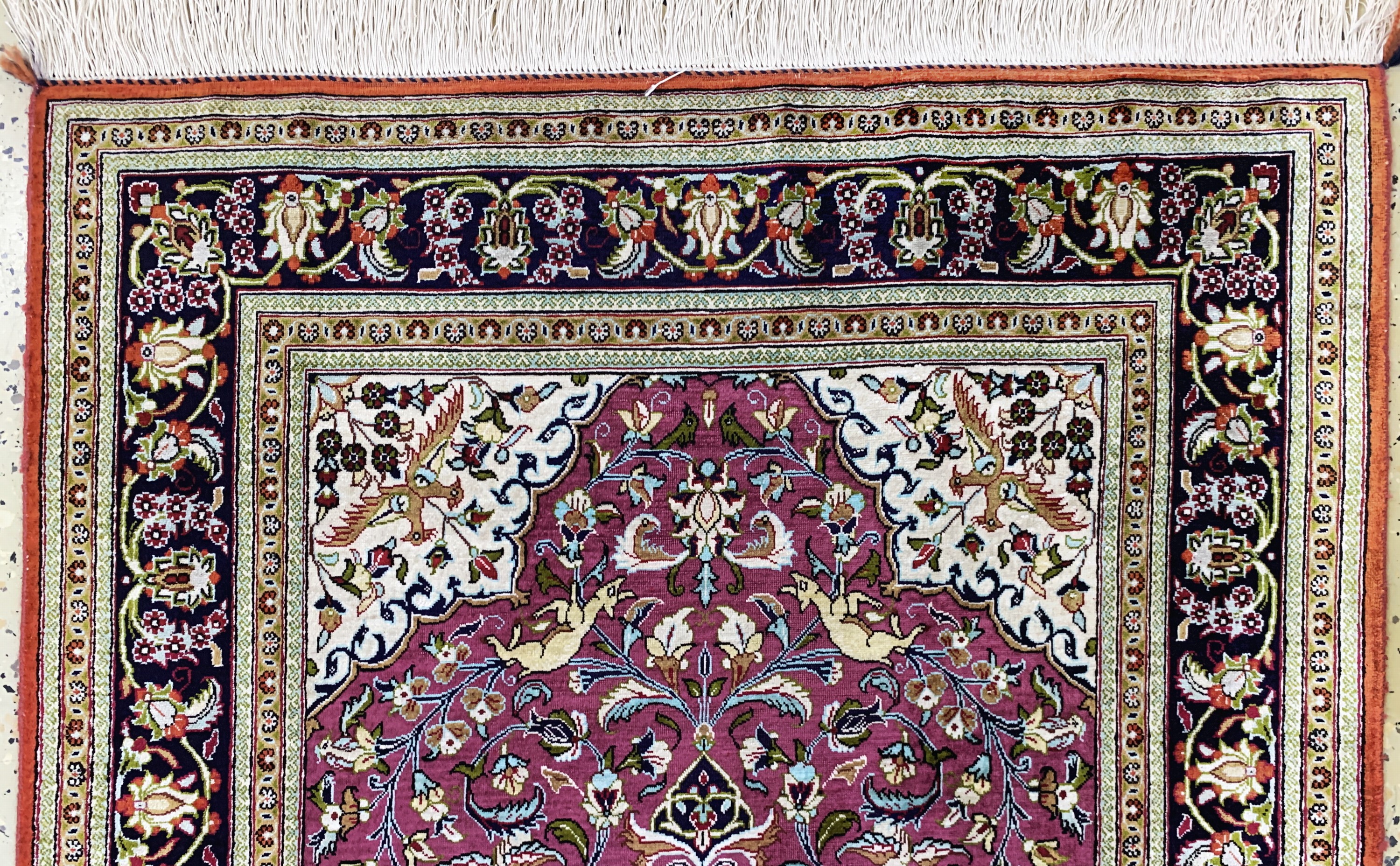 Detail a: Ghom Seide, Persien, Mitte 20.Jhd, reine Naturseide, ca. 122 x 79 cm, EHZ: 2-3, (Fransen erneuert)