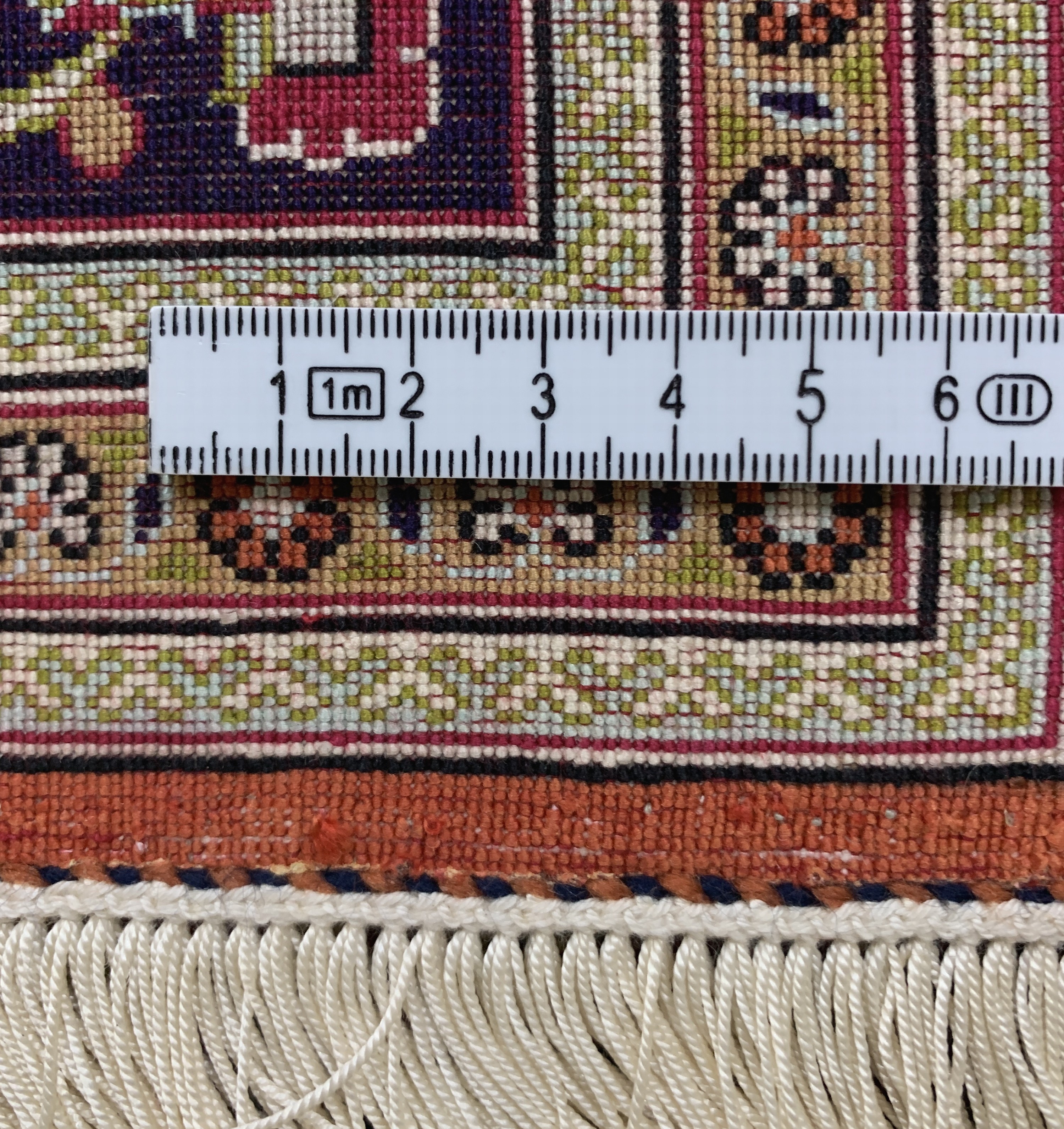 Detail e: Ghom Seide, Persien, Mitte 20.Jhd, reine Naturseide, ca. 122 x 79 cm, EHZ: 2-3, (Fransen erneuert)