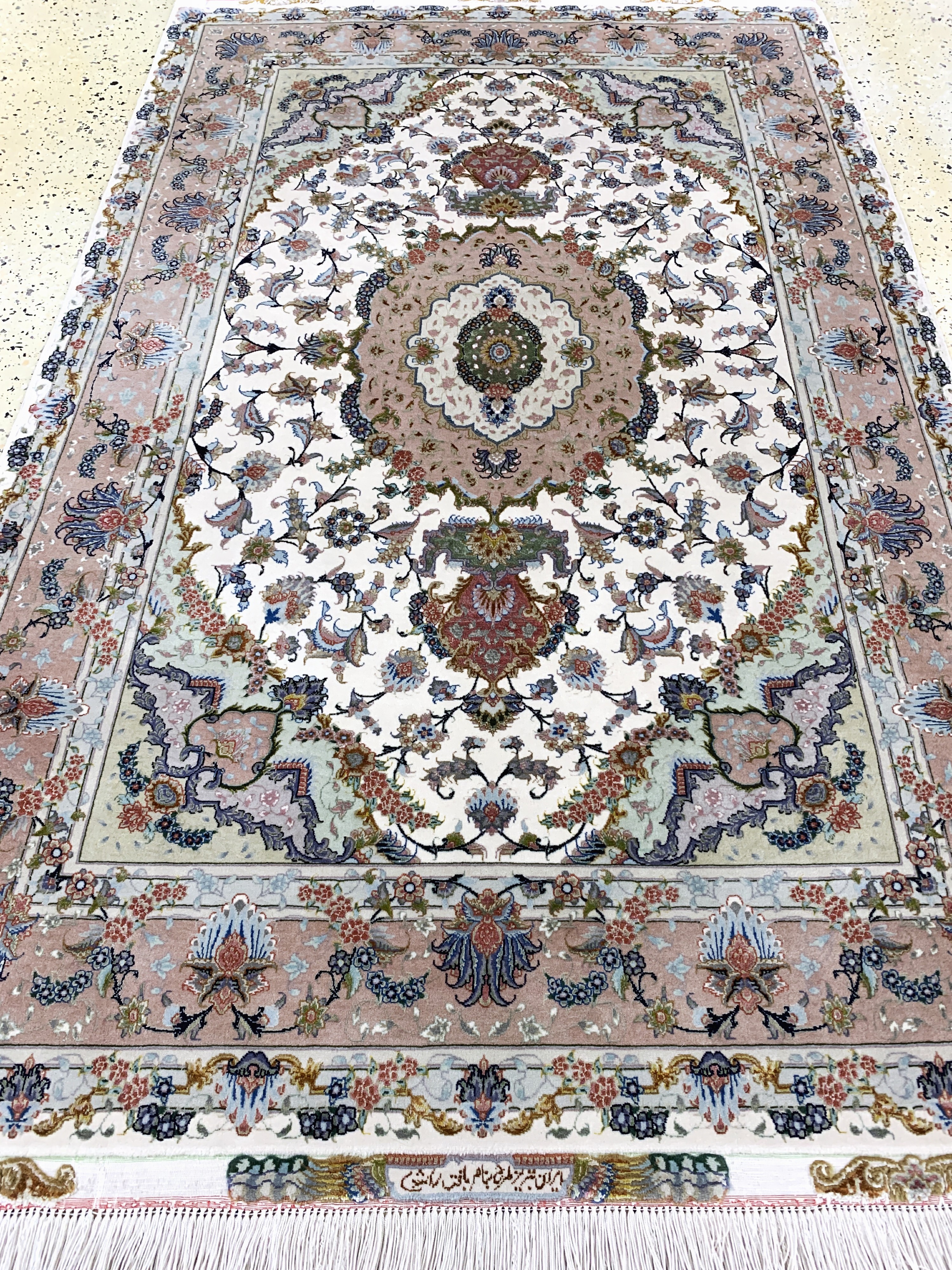 Detail e: Täbriz"Benam"fein(60 Raj), Persien signiert, Mitte 20.Jhd, Korkwolle mit und auf Seide, ca. 187 x 116 cm, ca. 800.000 Kn/qm, EHZ: 1-2