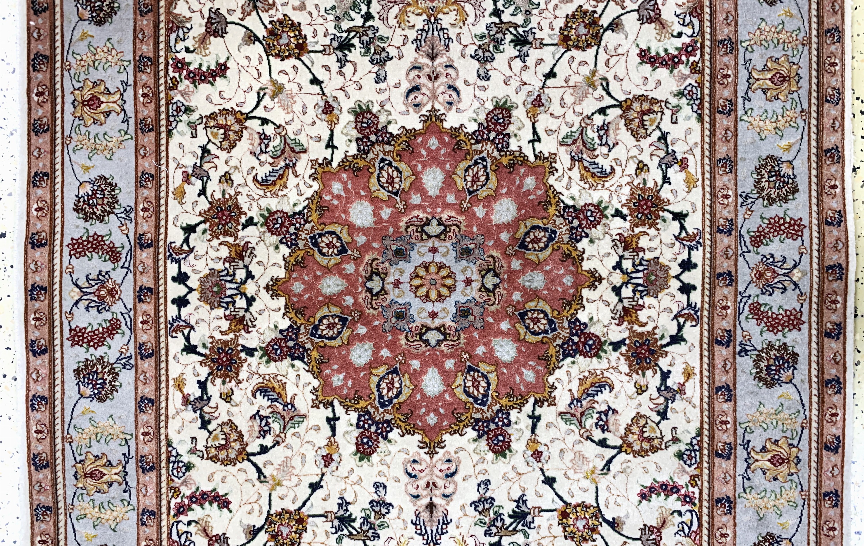 Detail b: Täbriz fein(50 Raj), Persien, Mitte 20.Jhd,Korkwolle mit und auf Seide, ca. 157 x 102 cm,ca. 640.000 Kn/qm, EHZ: 1-2