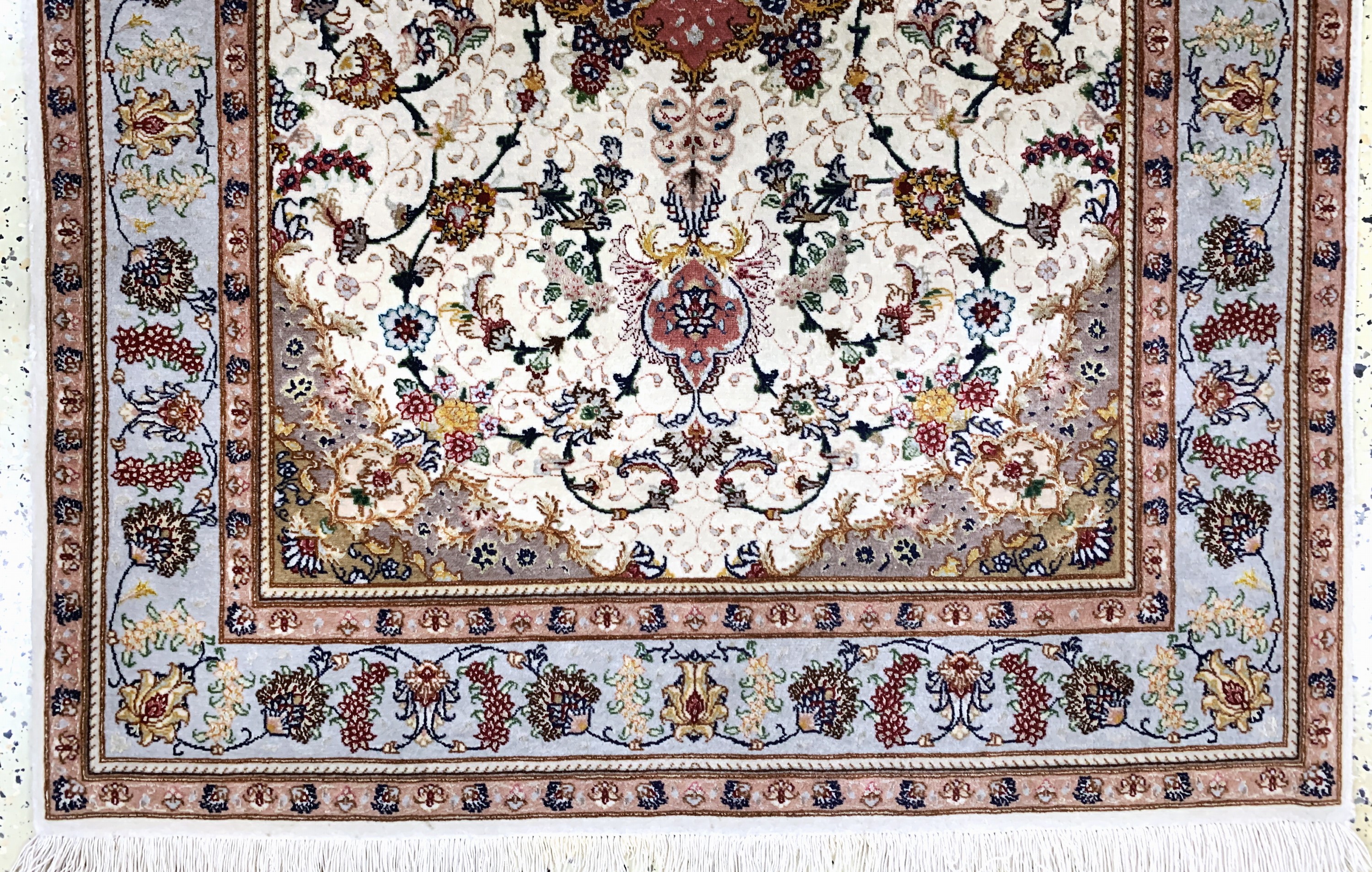 Detail c: Täbriz fein(50 Raj), Persien, Mitte 20.Jhd,Korkwolle mit und auf Seide, ca. 157 x 102 cm,ca. 640.000 Kn/qm, EHZ: 1-2