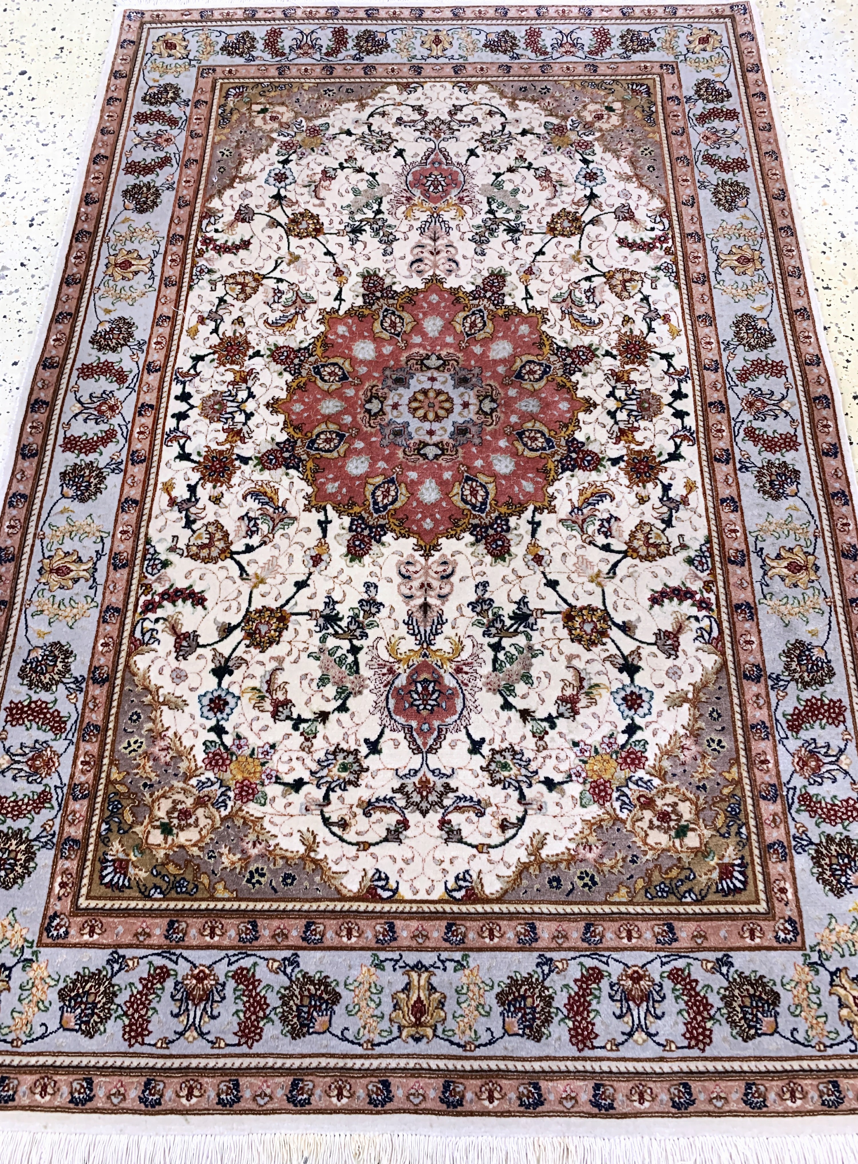 Detail d: Täbriz fein(50 Raj), Persien, Mitte 20.Jhd,Korkwolle mit und auf Seide, ca. 157 x 102 cm,ca. 640.000 Kn/qm, EHZ: 1-2
