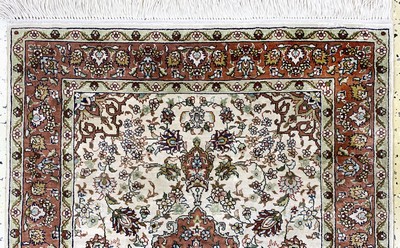 27120526a - Hereke Seide fein, China, Ende 20.Jhd, reine Naturseide, ca. 94 x 62 cm, EHZ: 1-2 ...