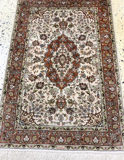 27120526d - Hereke Seide fein, China, Ende 20.Jhd, reine Naturseide, ca. 94 x 62 cm, EHZ: 1-2 ...
