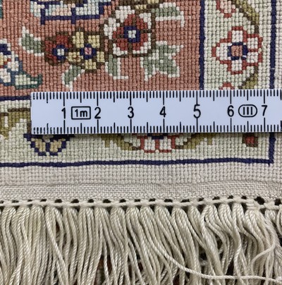 27120526e - Hereke Seide fein, China, Ende 20.Jhd, reine Naturseide, ca. 94 x 62 cm, EHZ: 1-2 ...