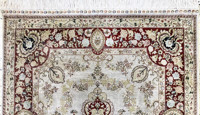 27120542a - Hereke Seide fein, China, Ende 20.Jhd, reine Naturseide, ca. 154 x 93 cm, ...