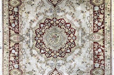 27120542b - Hereke Seide fein, China, Ende 20.Jhd, reine Naturseide, ca. 154 x 93 cm, ...