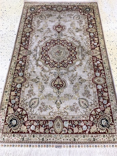 27120542d - Hereke Seide fein, China, Ende 20.Jhd, reine Naturseide, ca. 154 x 93 cm, ...