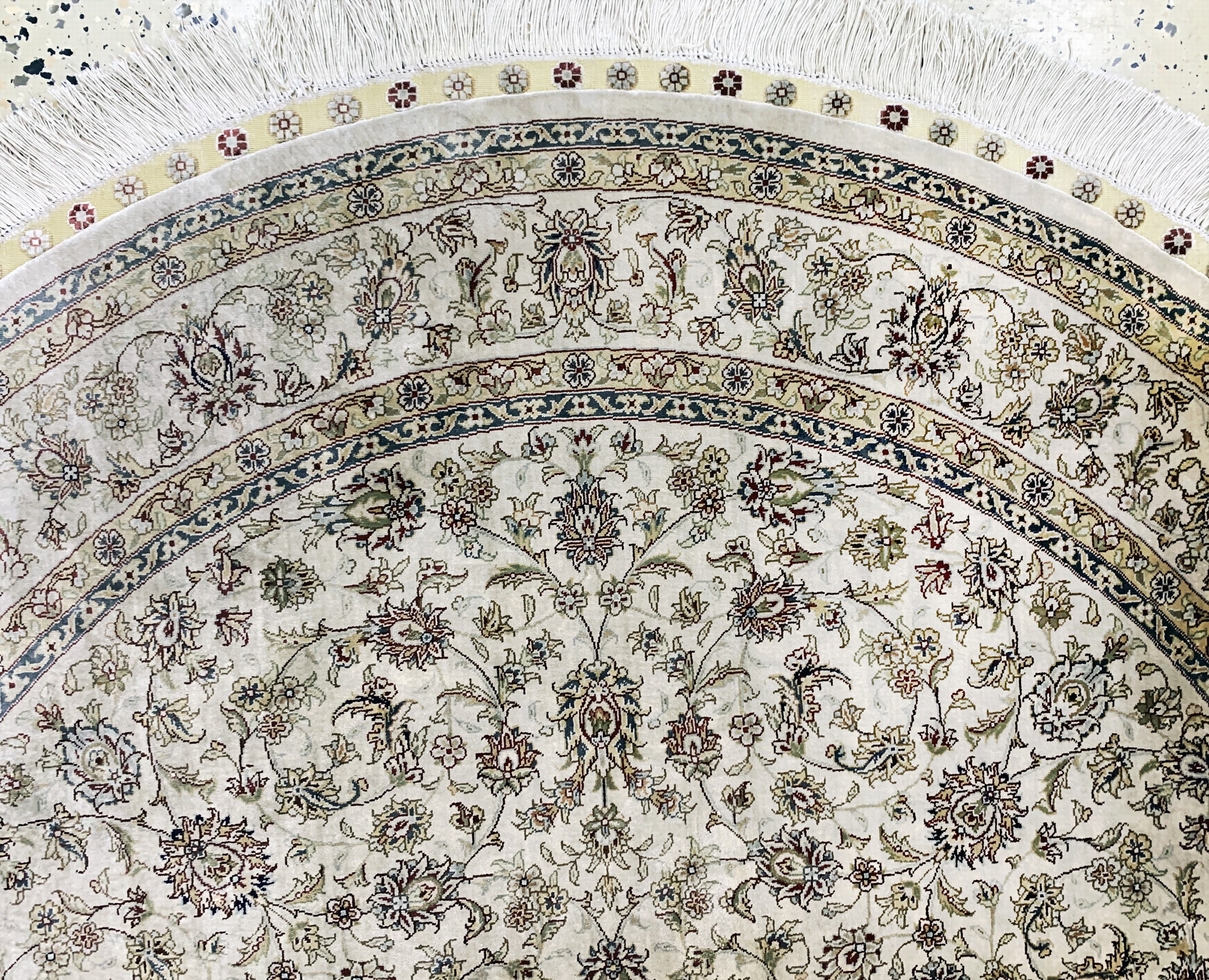 Detail b: Hereke Seide fein, China, Ende 20.Jhd, reine Naturseide, Durchmesser: ca. 154 cm, Reinigungsbedürftig, EHZ: 2