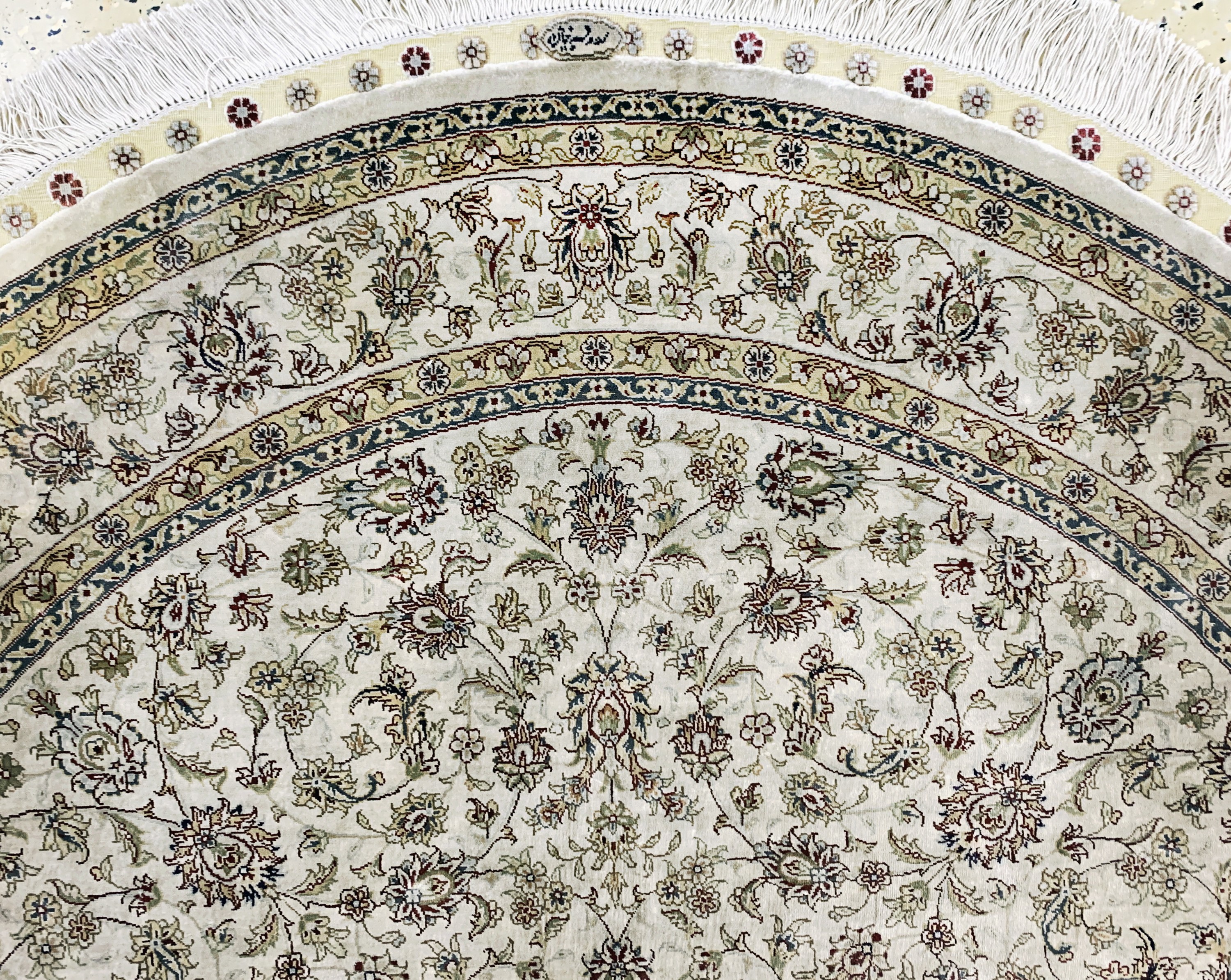 Detail c: Hereke Seide fein, China, Ende 20.Jhd, reine Naturseide, Durchmesser: ca. 154 cm, Reinigungsbedürftig, EHZ: 2