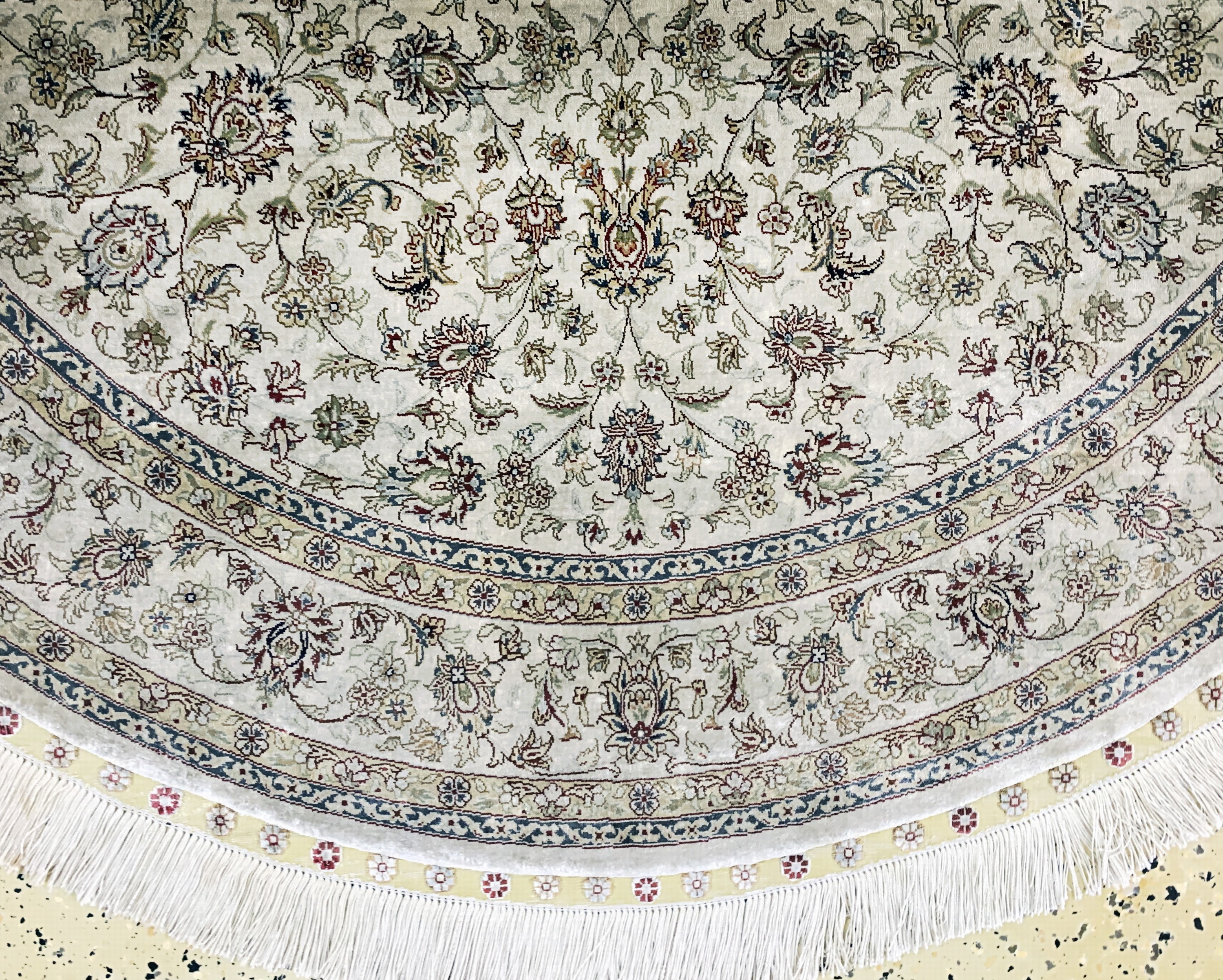 Detail d: Hereke Seide fein, China, Ende 20.Jhd, reine Naturseide, Durchmesser: ca. 154 cm, Reinigungsbedürftig, EHZ: 2