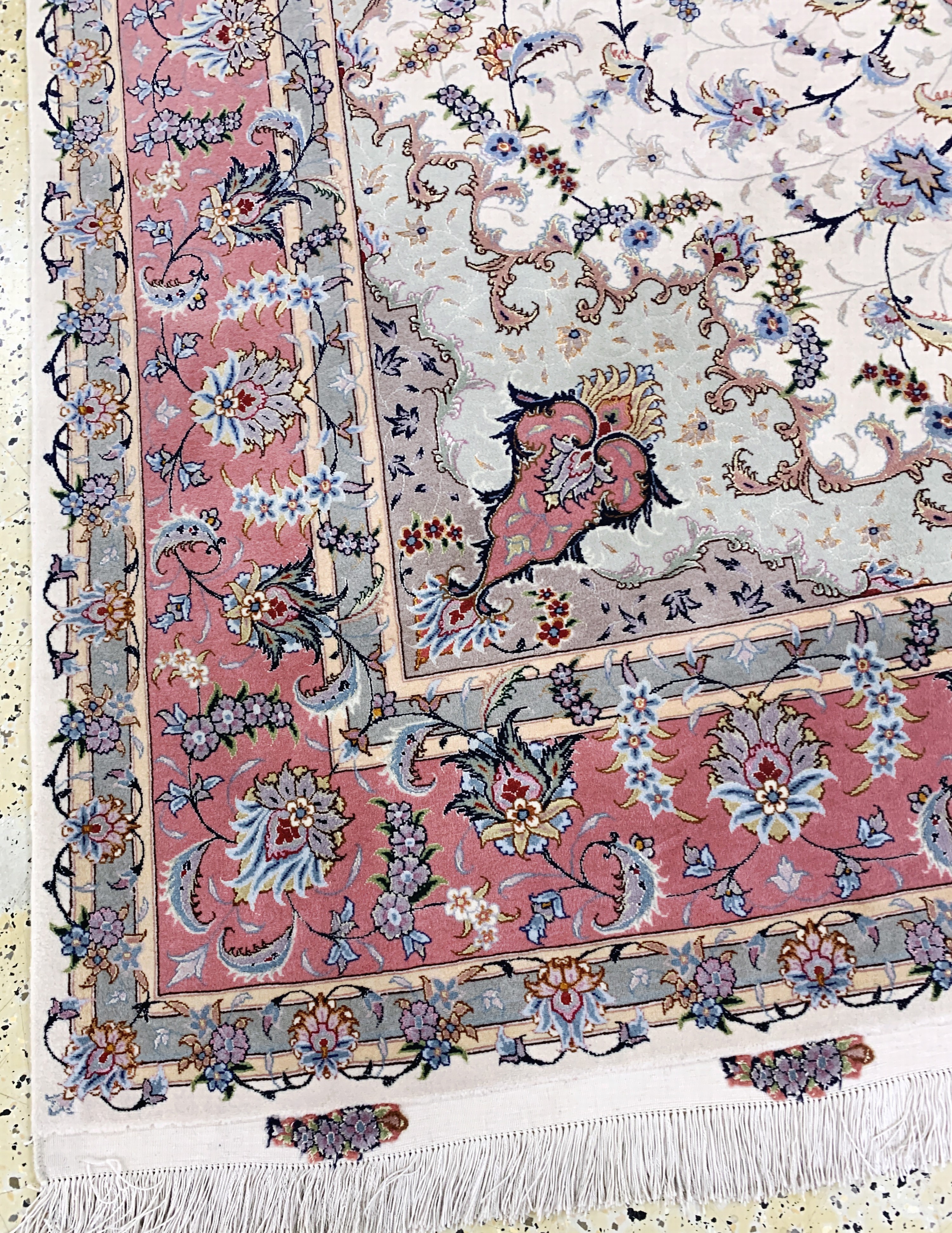 Detail g: Täbriz fein(50 Raj) signiert, Persien, Ende20.Jhd, Korkwolle mit und auf Seide, ca. 317 x203 cm, ca. 500.000 Kn/qm, EHZ: 1-2