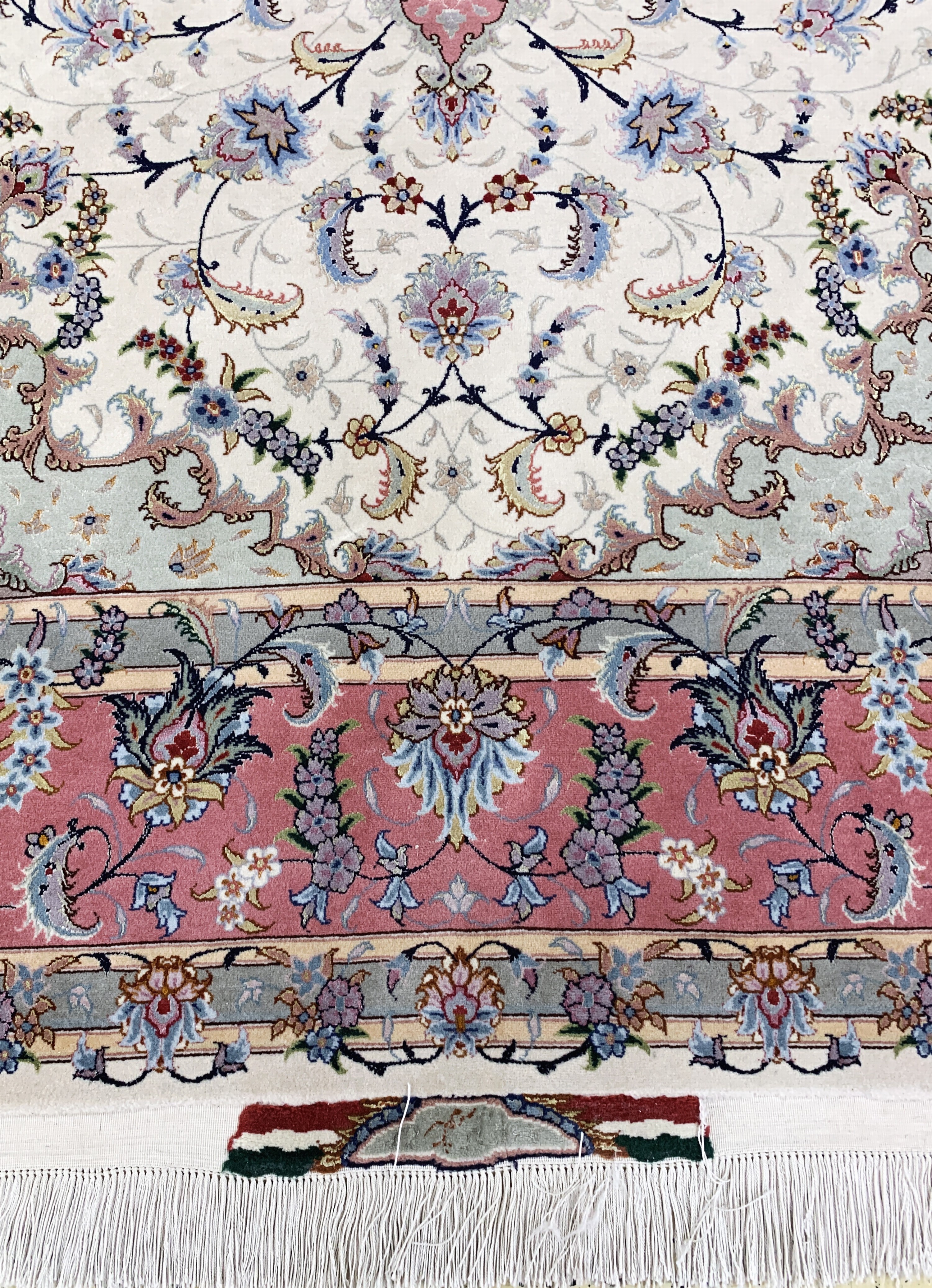 Detail h: Täbriz fein(50 Raj) signiert, Persien, Ende20.Jhd, Korkwolle mit und auf Seide, ca. 317 x203 cm, ca. 500.000 Kn/qm, EHZ: 1-2