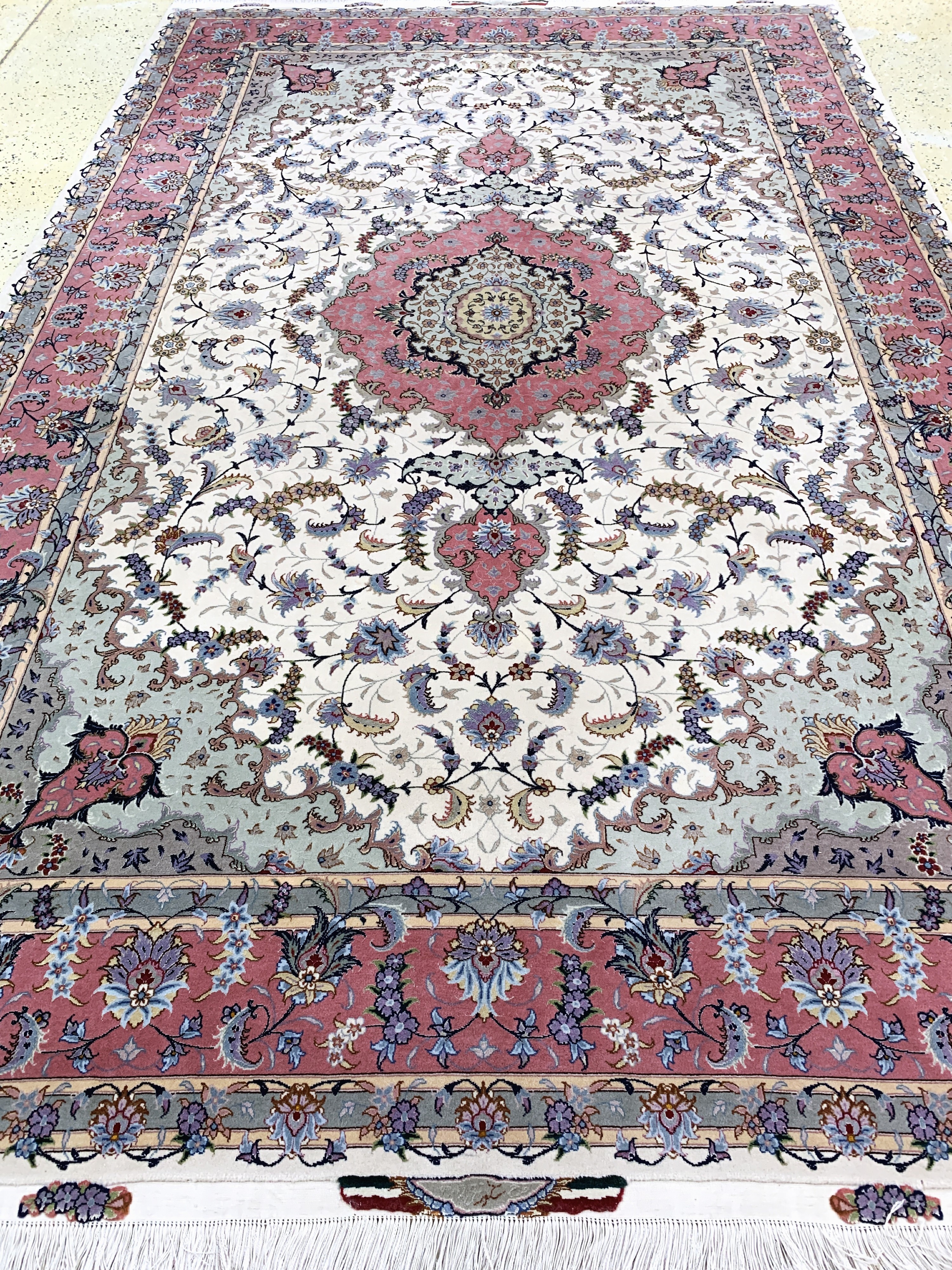 Detail i: Täbriz fein(50 Raj) signiert, Persien, Ende20.Jhd, Korkwolle mit und auf Seide, ca. 317 x203 cm, ca. 500.000 Kn/qm, EHZ: 1-2