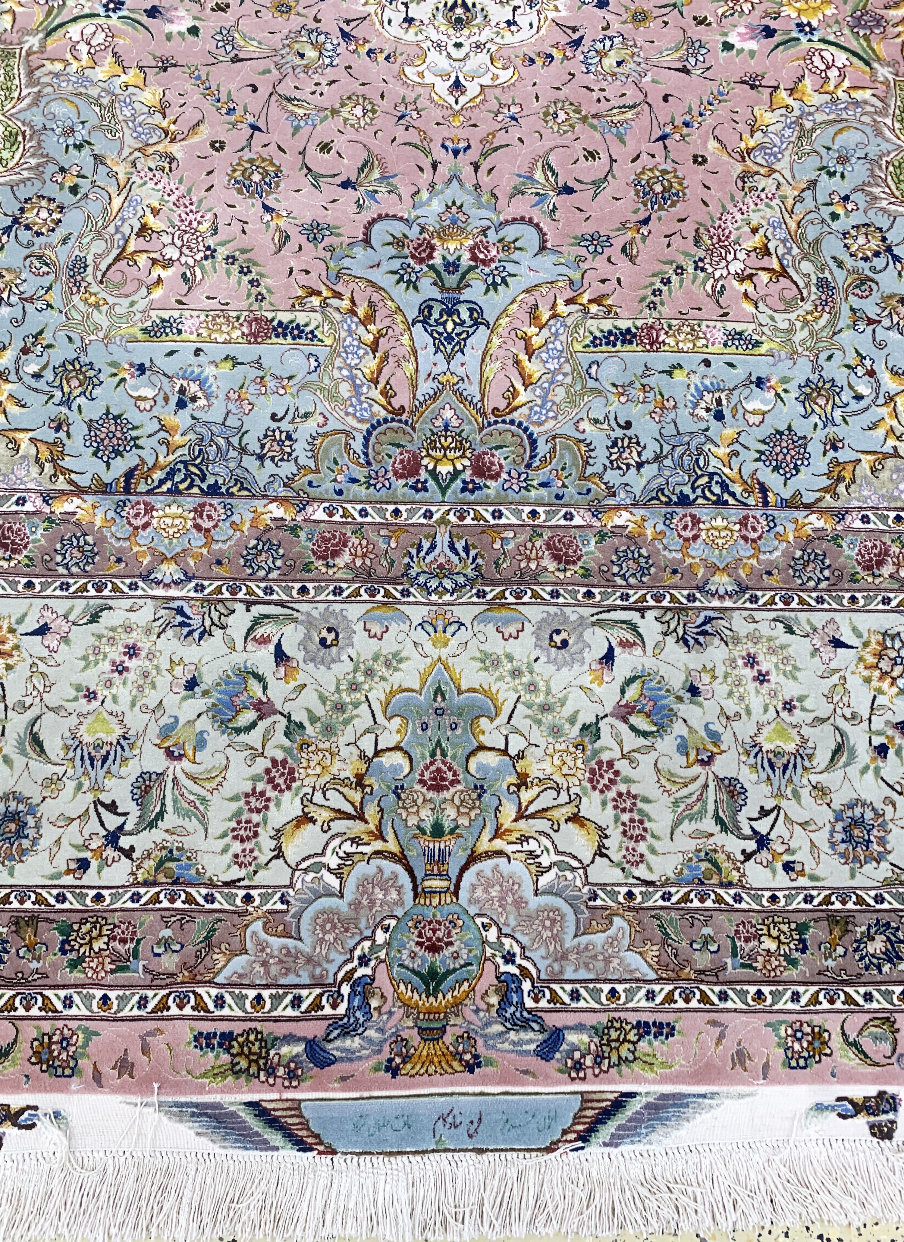 Detail b: Täbriz"Shadkam"fein(60 Raj), Persien signiert, Mitte 20.Jhd, Korkwolle mit und auf Seide, ca. 420 x 300 cm, ca. 800.000 Kn/qm, EHZ: ...