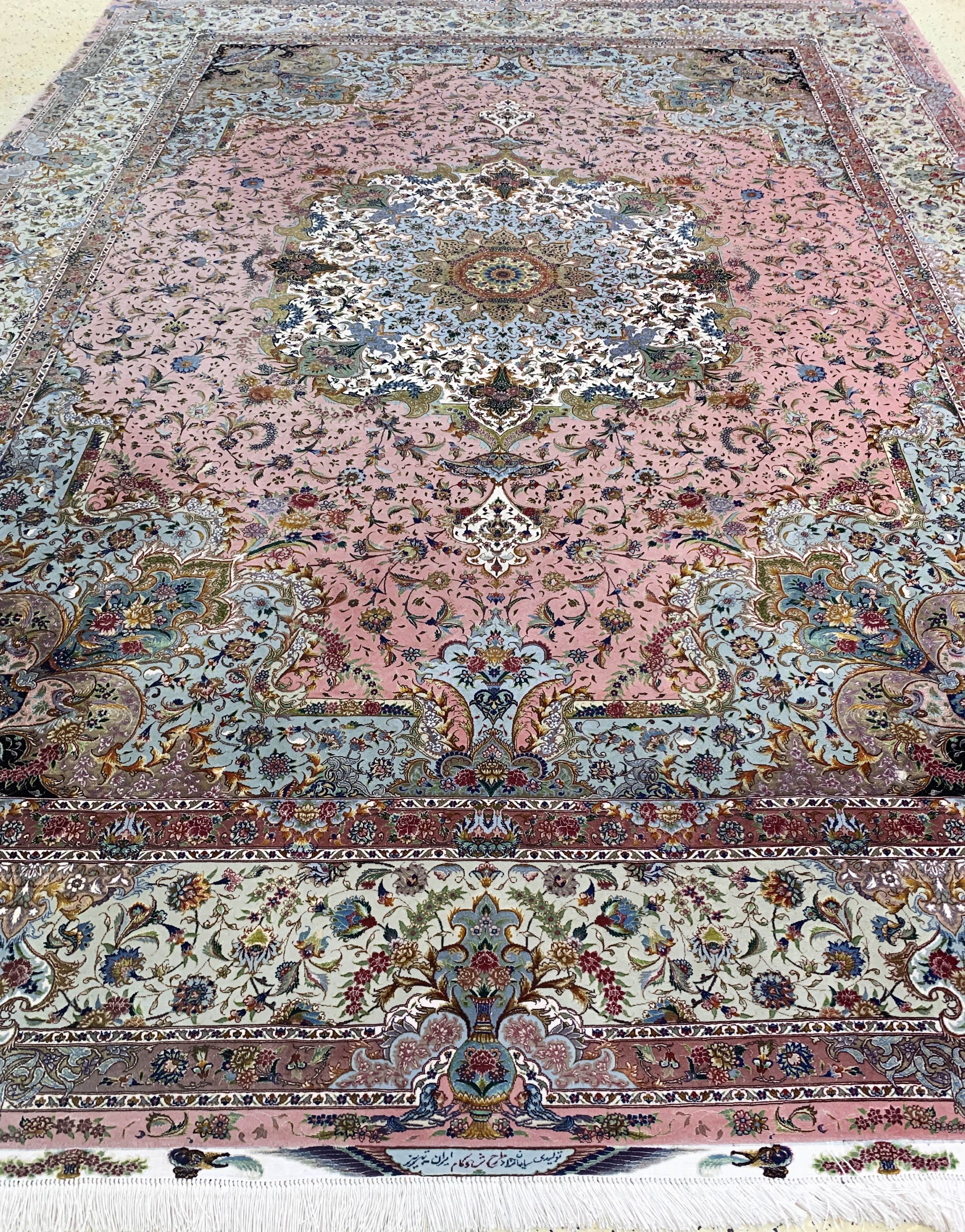 Detail j: Täbriz"Shadkam"fein(60 Raj), Persien signiert, Mitte 20.Jhd, Korkwolle mit und auf Seide, ca. 420 x 300 cm, ca. 800.000 Kn/qm, EHZ: ...