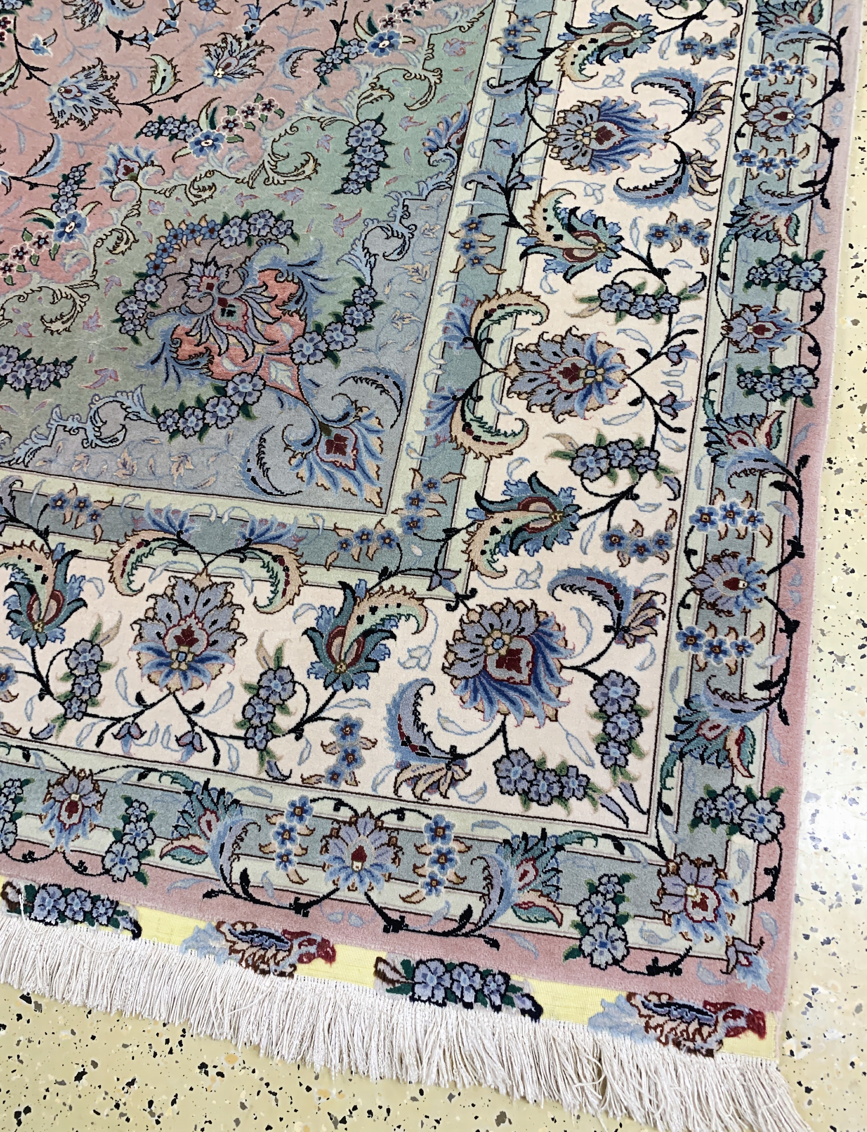 Detail a: Täbriz fein(50 Raj) signiert, Persien, Ende20.Jhd, Korkwolle mit und auf Seide, ca. 351 x252 cm, ca. 500.000 Kn/qm, verblasst, EHZ: 1-2