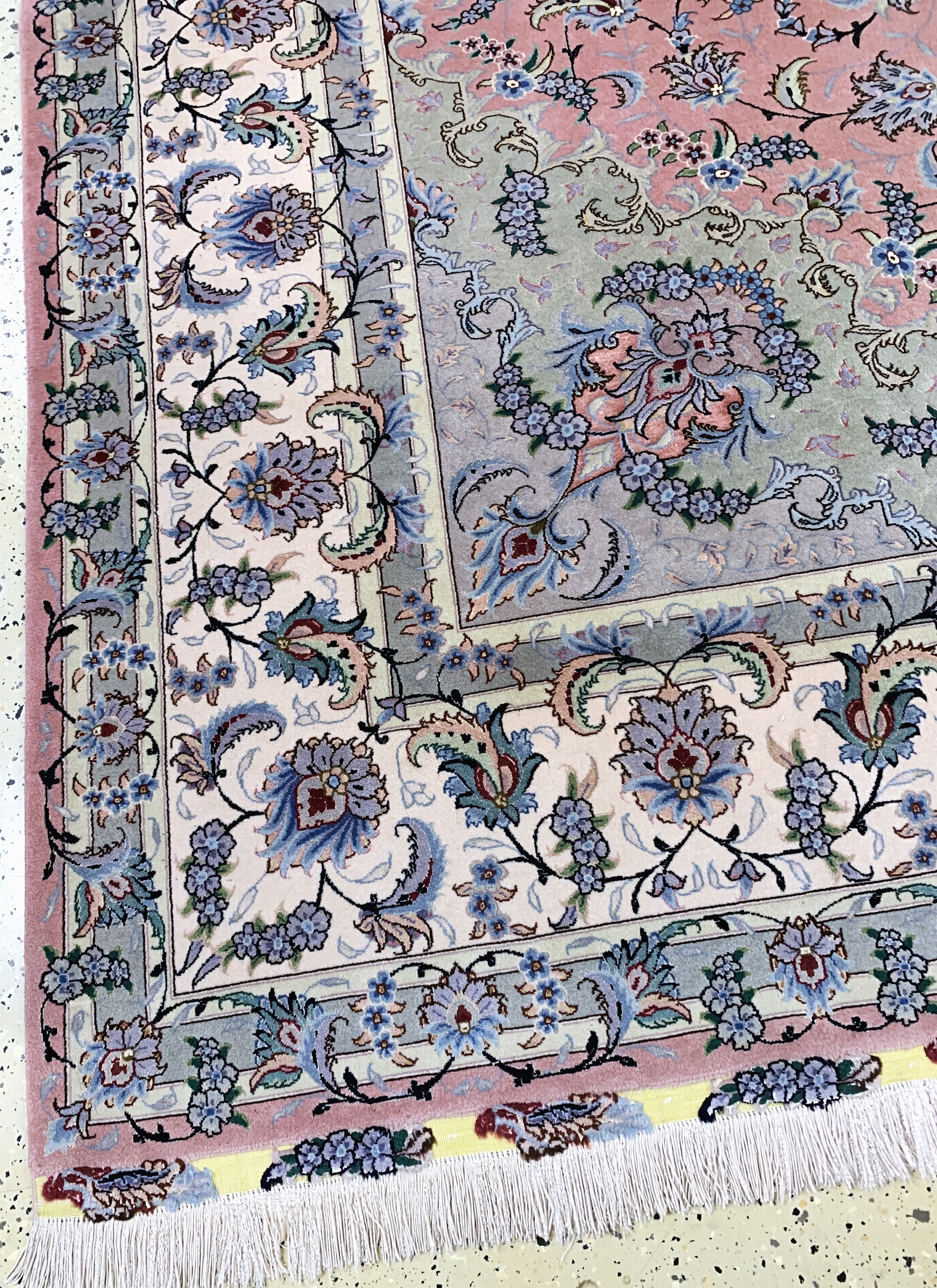 Detail b: Täbriz fein(50 Raj) signiert, Persien, Ende20.Jhd, Korkwolle mit und auf Seide, ca. 351 x252 cm, ca. 500.000 Kn/qm, verblasst, EHZ: 1-2
