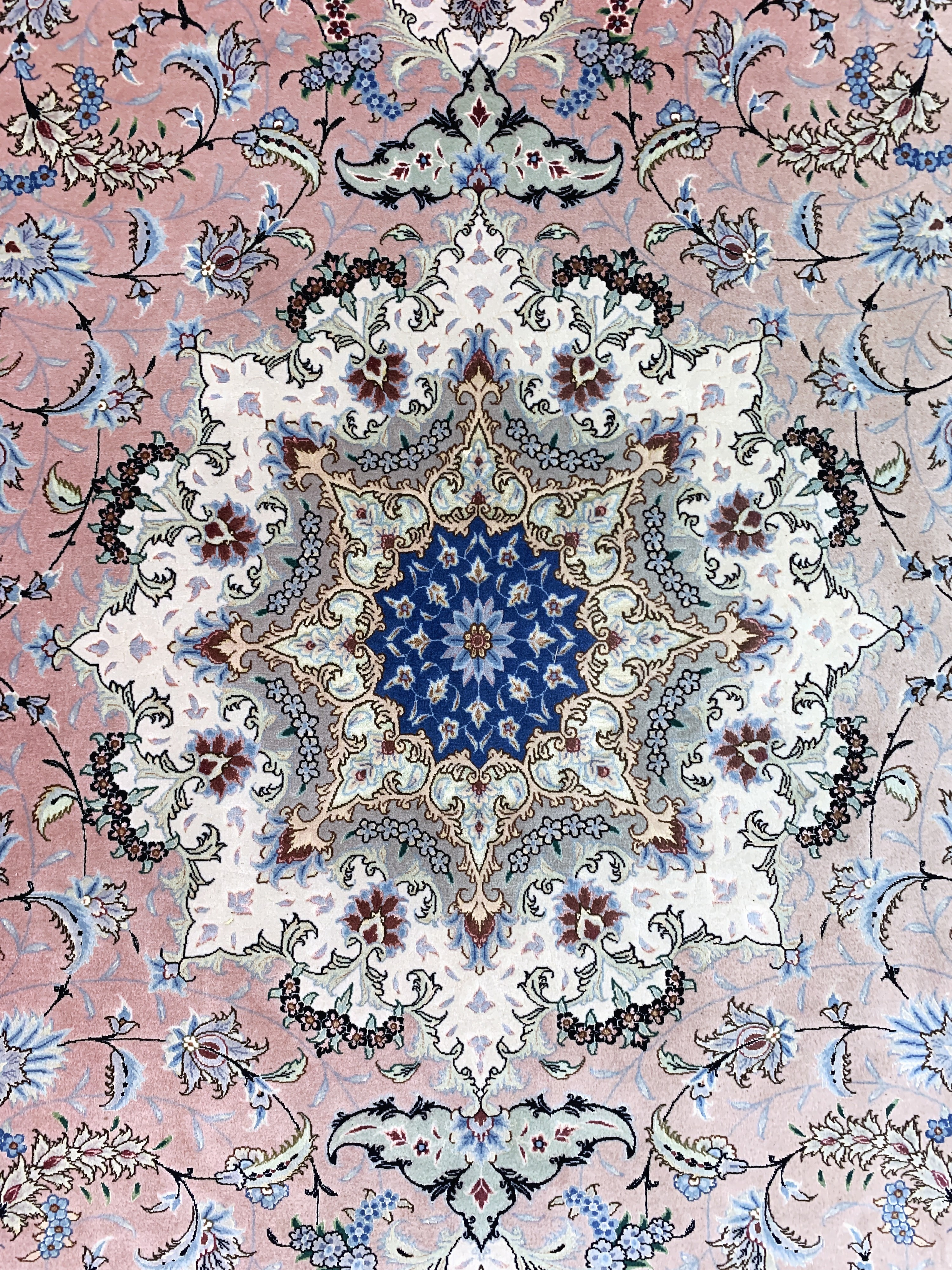 Detail d: Täbriz fein(50 Raj) signiert, Persien, Ende20.Jhd, Korkwolle mit und auf Seide, ca. 351 x252 cm, ca. 500.000 Kn/qm, verblasst, EHZ: 1-2