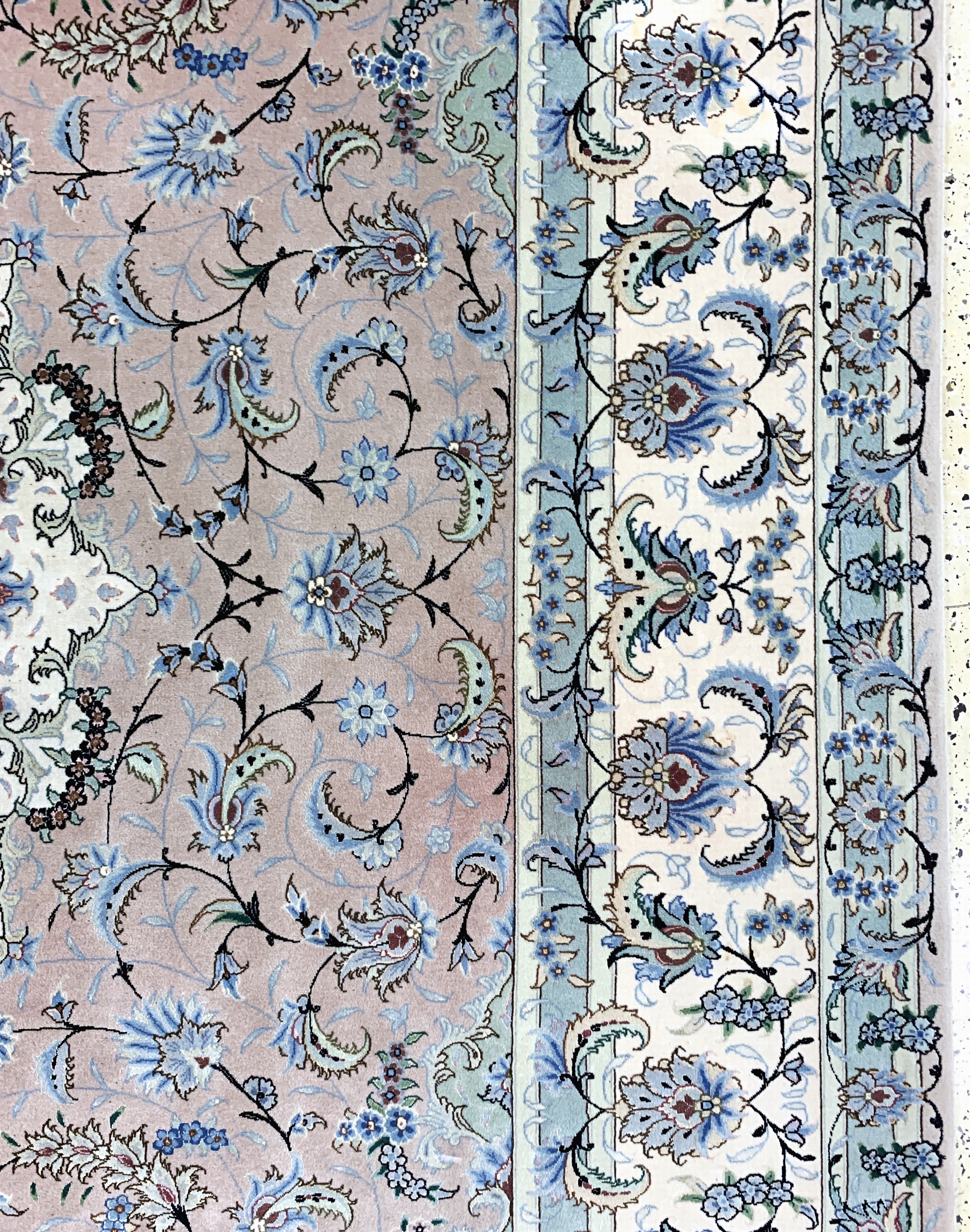 Detail e: Täbriz fein(50 Raj) signiert, Persien, Ende20.Jhd, Korkwolle mit und auf Seide, ca. 351 x252 cm, ca. 500.000 Kn/qm, verblasst, EHZ: 1-2