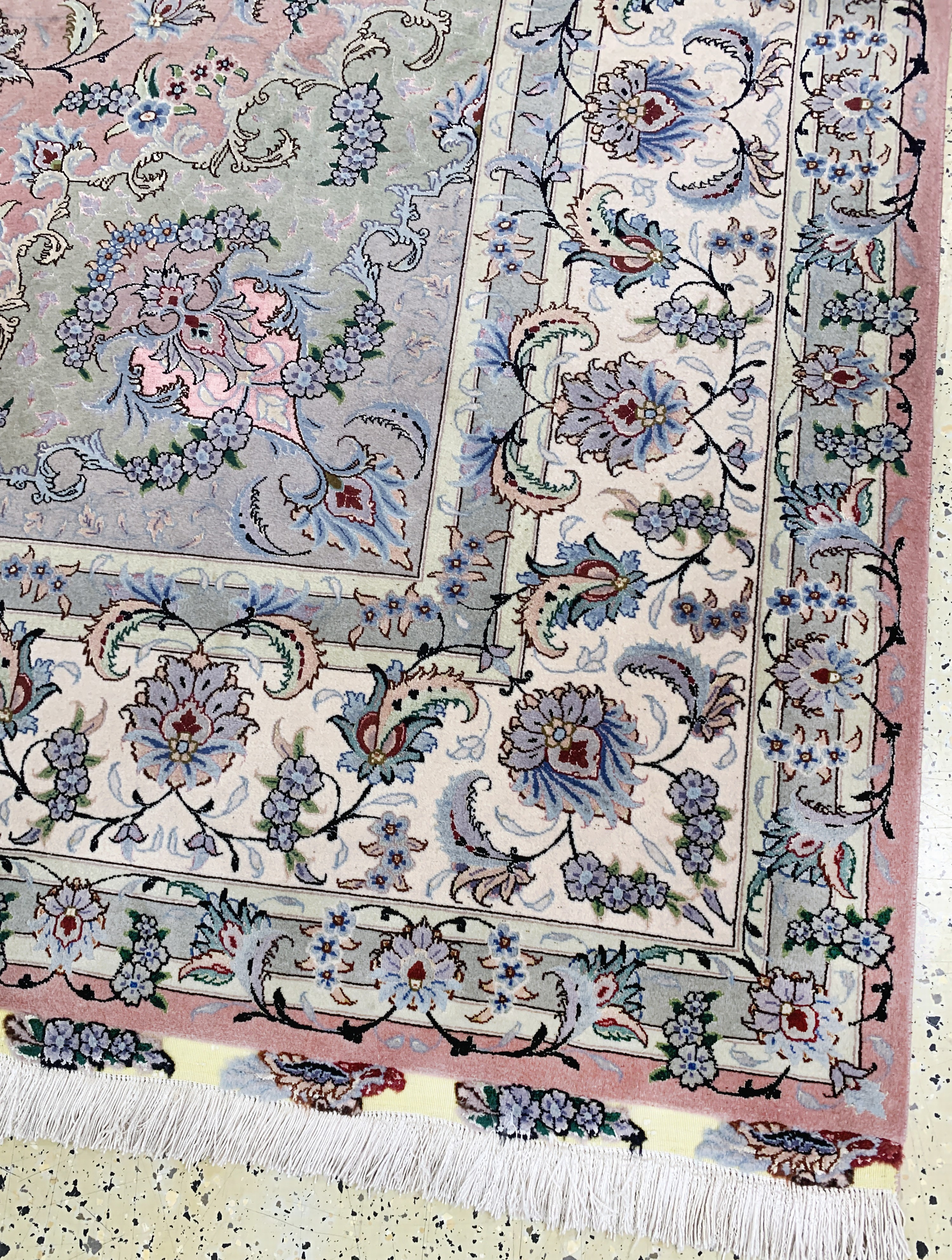Detail f: Täbriz fein(50 Raj) signiert, Persien, Ende20.Jhd, Korkwolle mit und auf Seide, ca. 351 x252 cm, ca. 500.000 Kn/qm, verblasst, EHZ: 1-2