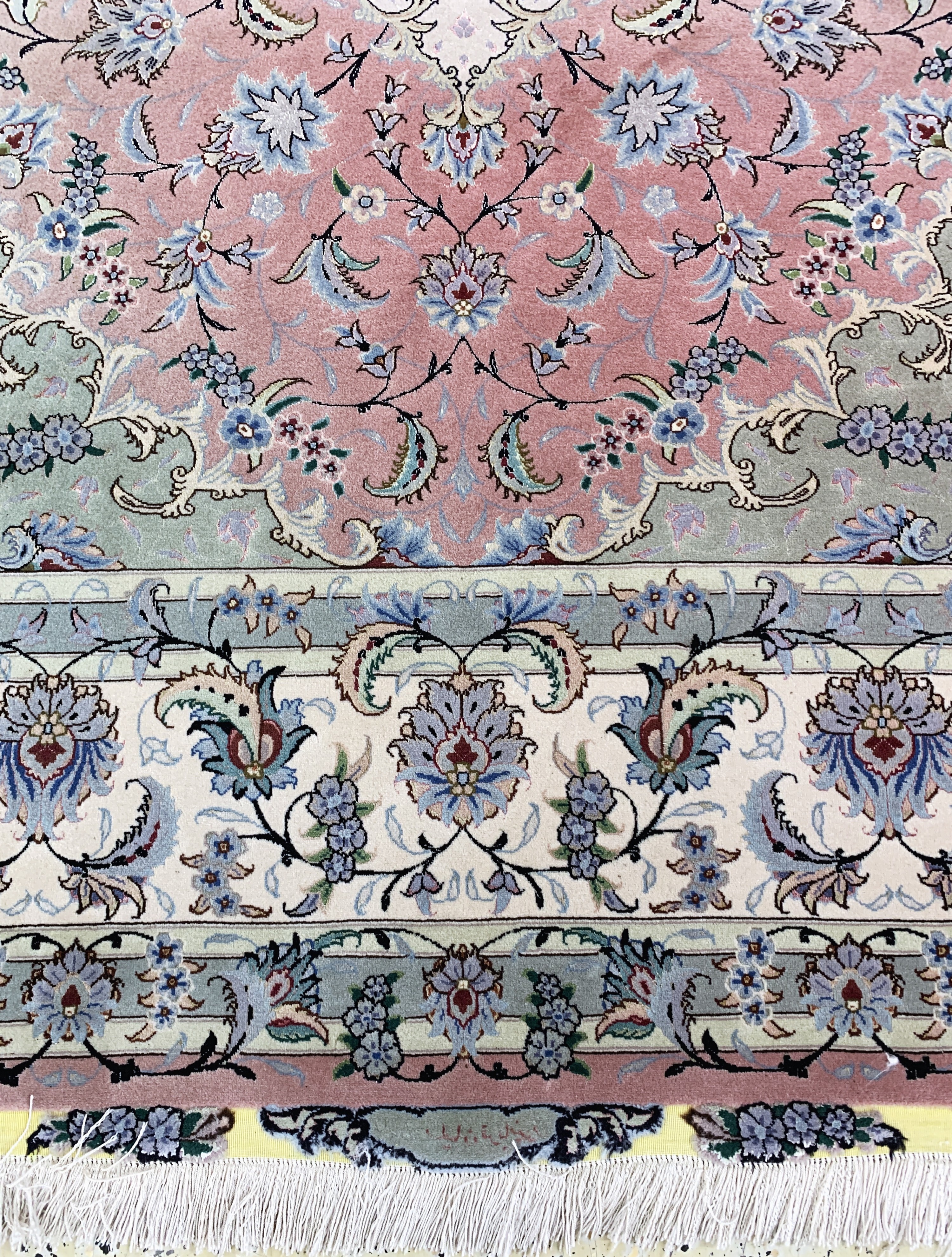 Detail g: Täbriz fein(50 Raj) signiert, Persien, Ende20.Jhd, Korkwolle mit und auf Seide, ca. 351 x252 cm, ca. 500.000 Kn/qm, verblasst, EHZ: 1-2