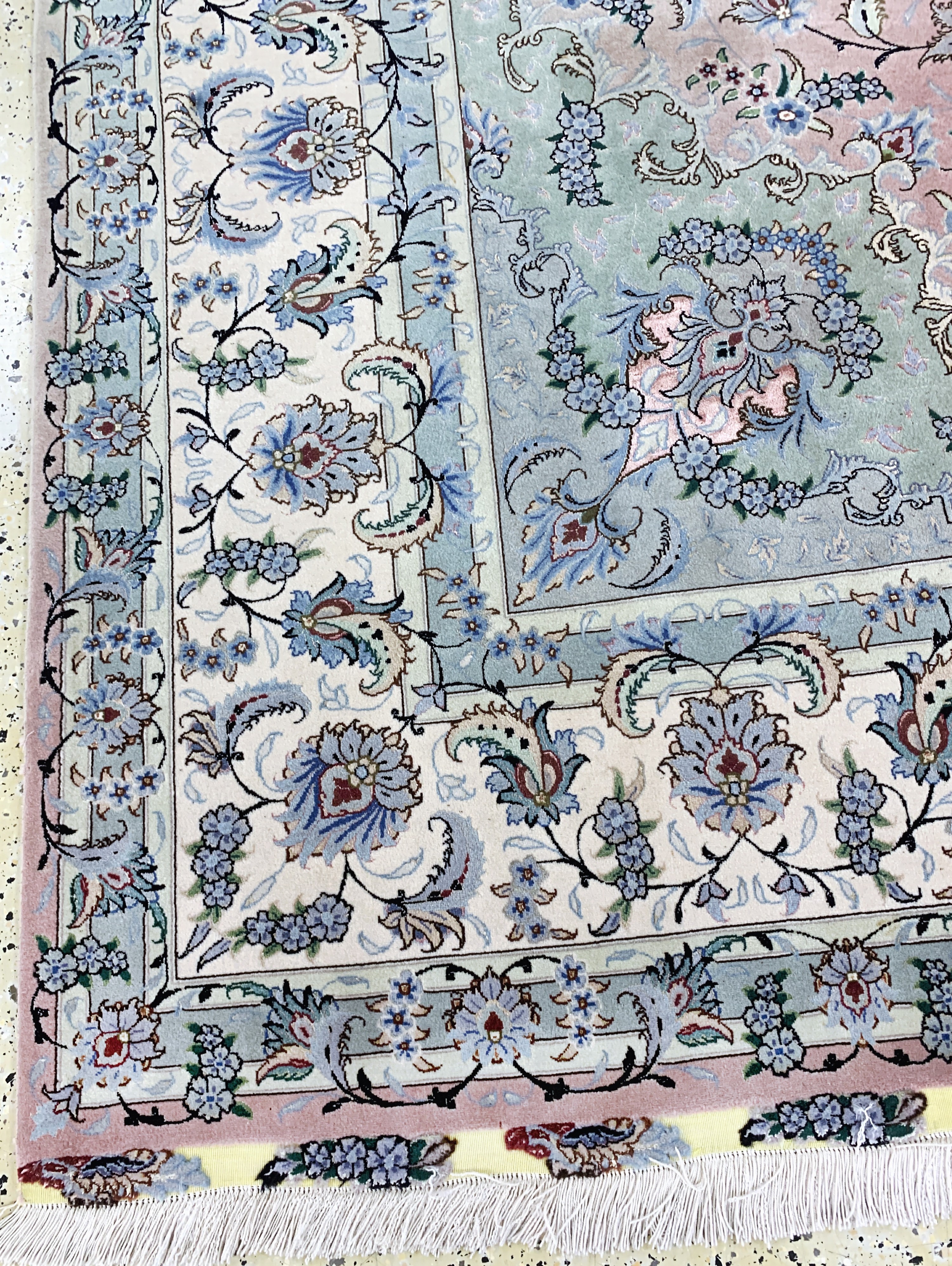 Detail h: Täbriz fein(50 Raj) signiert, Persien, Ende20.Jhd, Korkwolle mit und auf Seide, ca. 351 x252 cm, ca. 500.000 Kn/qm, verblasst, EHZ: 1-2