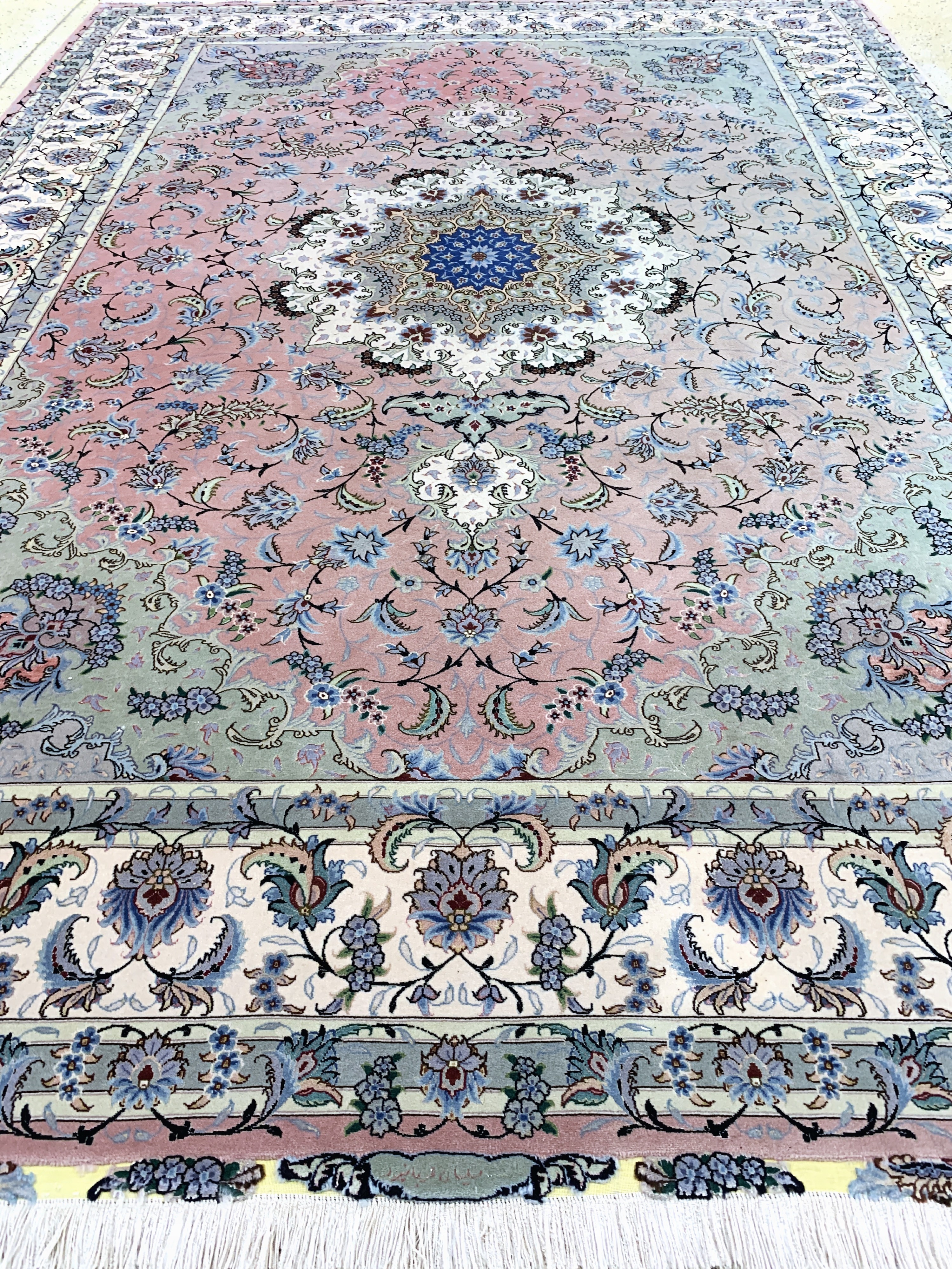 Detail i: Täbriz fein(50 Raj) signiert, Persien, Ende20.Jhd, Korkwolle mit und auf Seide, ca. 351 x252 cm, ca. 500.000 Kn/qm, verblasst, EHZ: 1-2