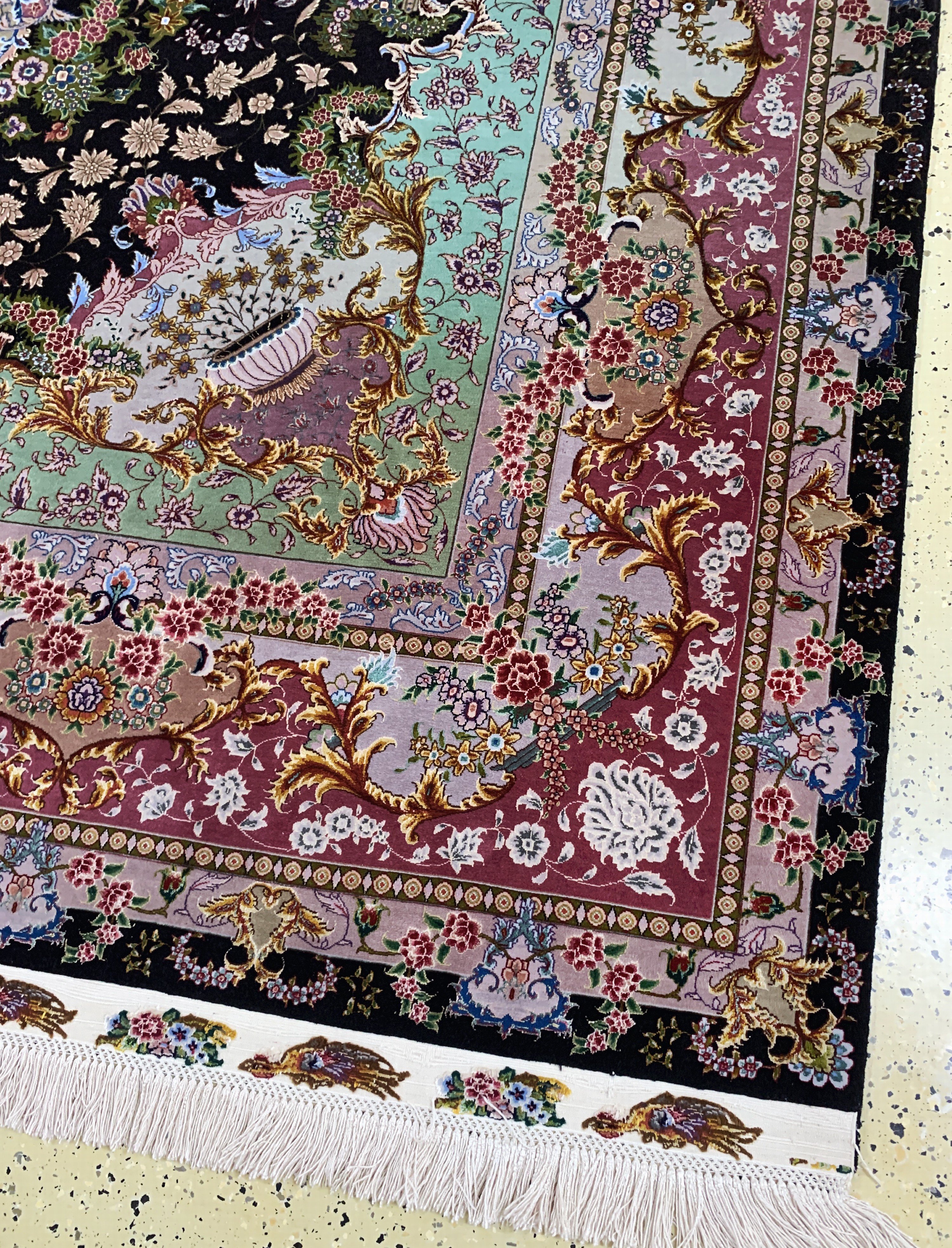 Detail a: Täbriz fein(60 Raj) signiert, Persien, Mitte 20.Jhd, Korkwolle mit und auf Seide, ca.360 x 247 cm, ca. 800.000 Kn/qm, EHZ:(nahezu neuwertig).