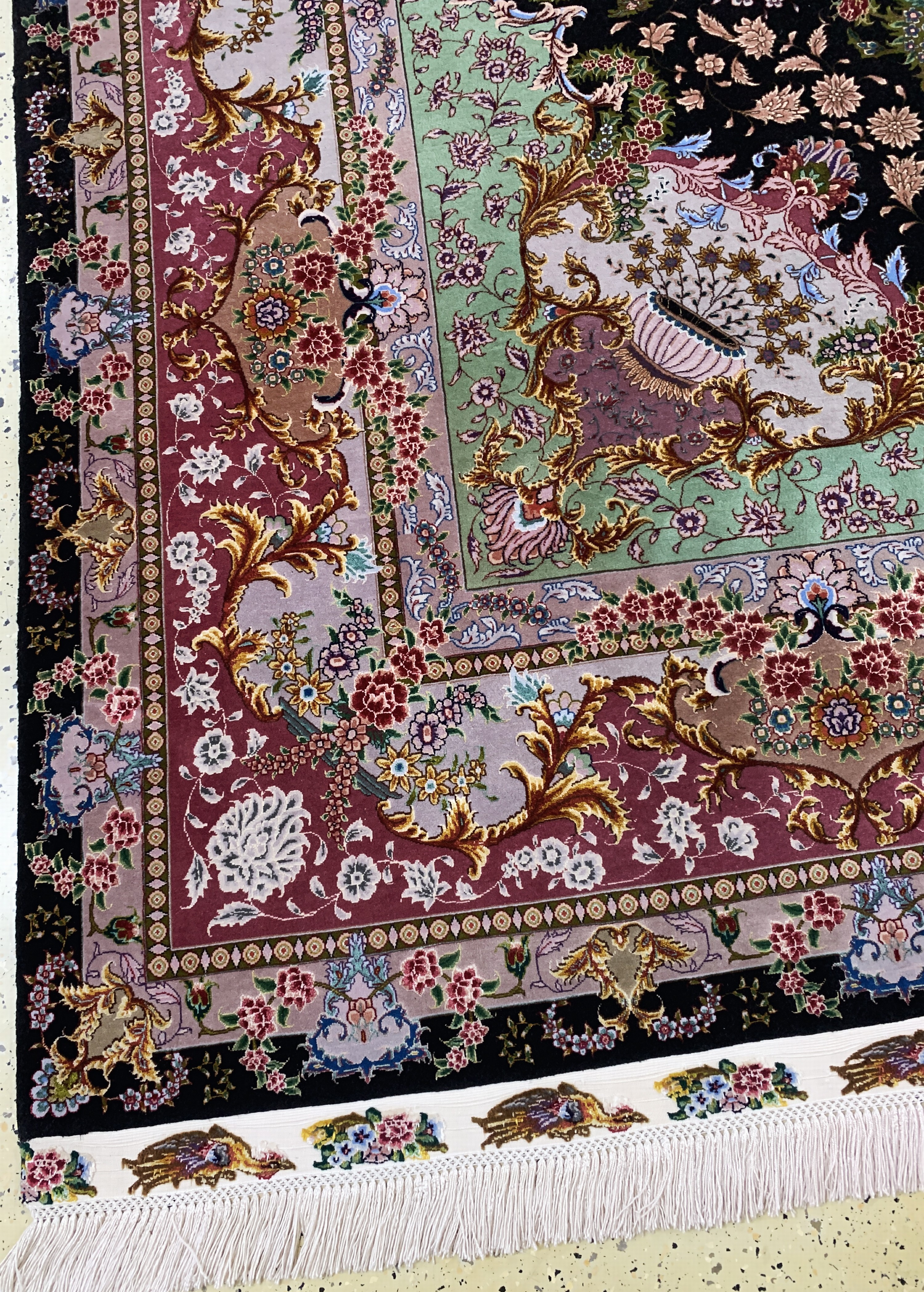 Detail b: Täbriz fein(60 Raj) signiert, Persien, Mitte 20.Jhd, Korkwolle mit und auf Seide, ca.360 x 247 cm, ca. 800.000 Kn/qm, EHZ:(nahezu neuwertig).