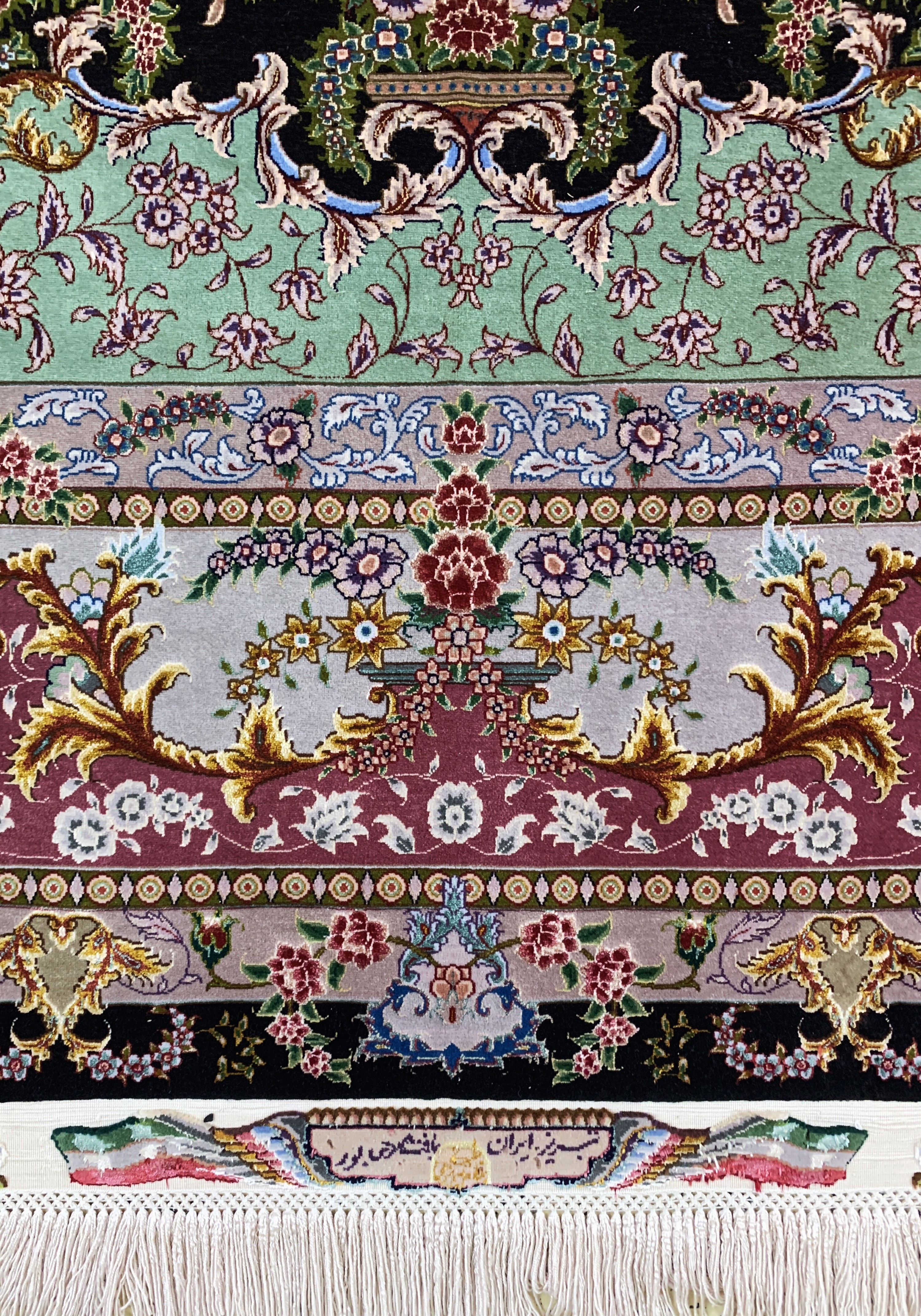 Detail c: Täbriz fein(60 Raj) signiert, Persien, Mitte 20.Jhd, Korkwolle mit und auf Seide, ca.360 x 247 cm, ca. 800.000 Kn/qm, EHZ:(nahezu neuwertig).