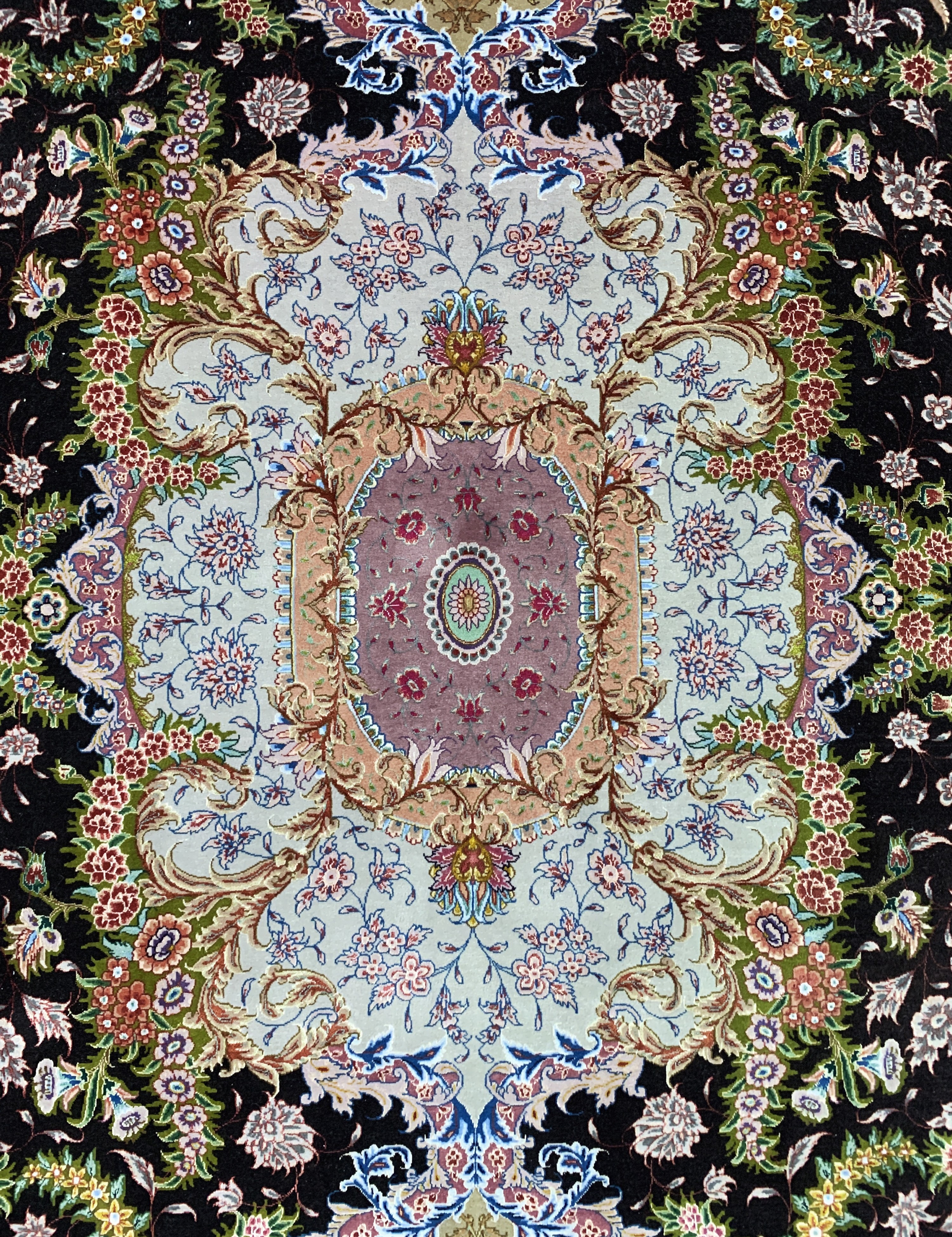Detail e: Täbriz fein(60 Raj) signiert, Persien, Mitte 20.Jhd, Korkwolle mit und auf Seide, ca.360 x 247 cm, ca. 800.000 Kn/qm, EHZ:(nahezu neuwertig).
