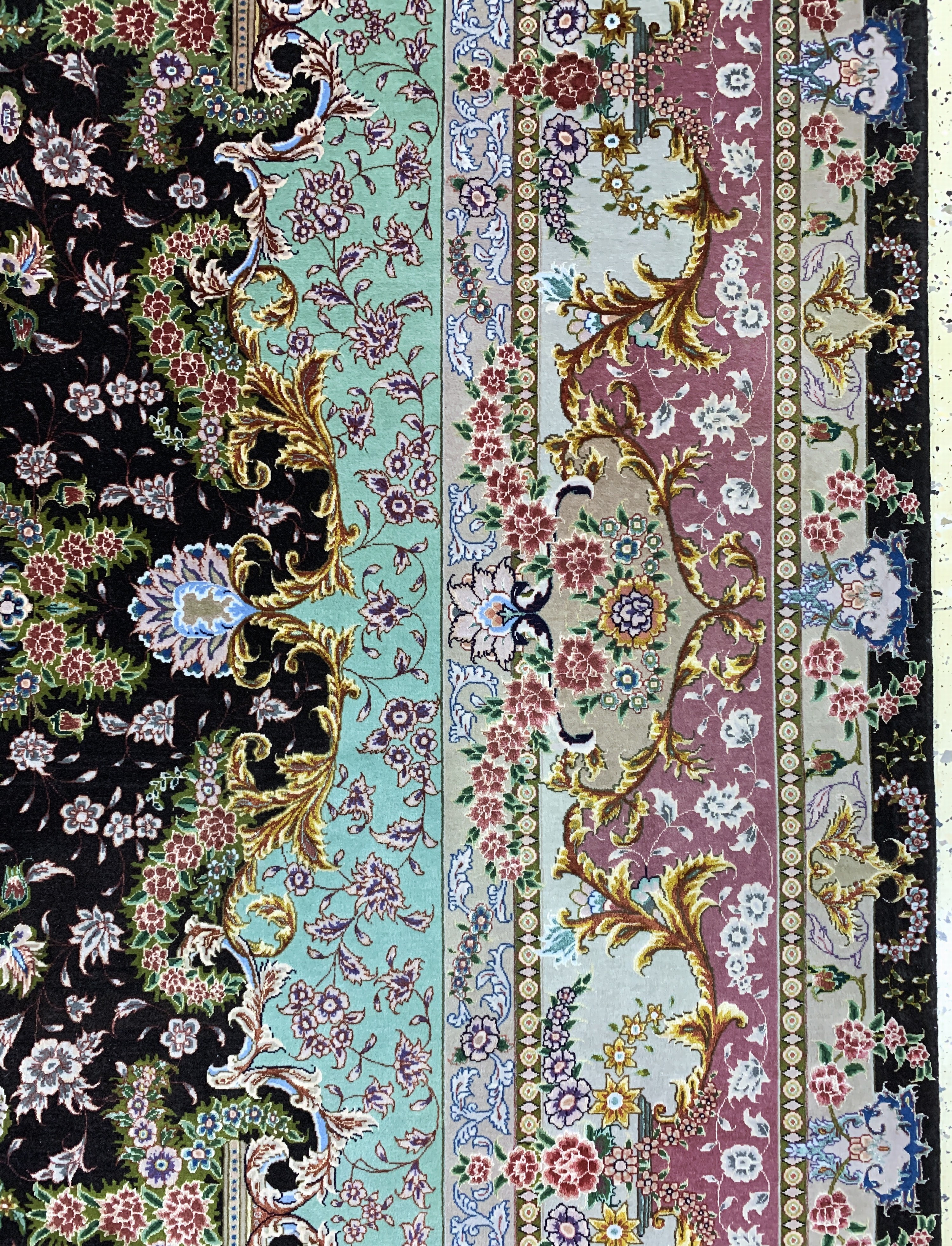 Detail f: Täbriz fein(60 Raj) signiert, Persien, Mitte 20.Jhd, Korkwolle mit und auf Seide, ca.360 x 247 cm, ca. 800.000 Kn/qm, EHZ:(nahezu neuwertig).