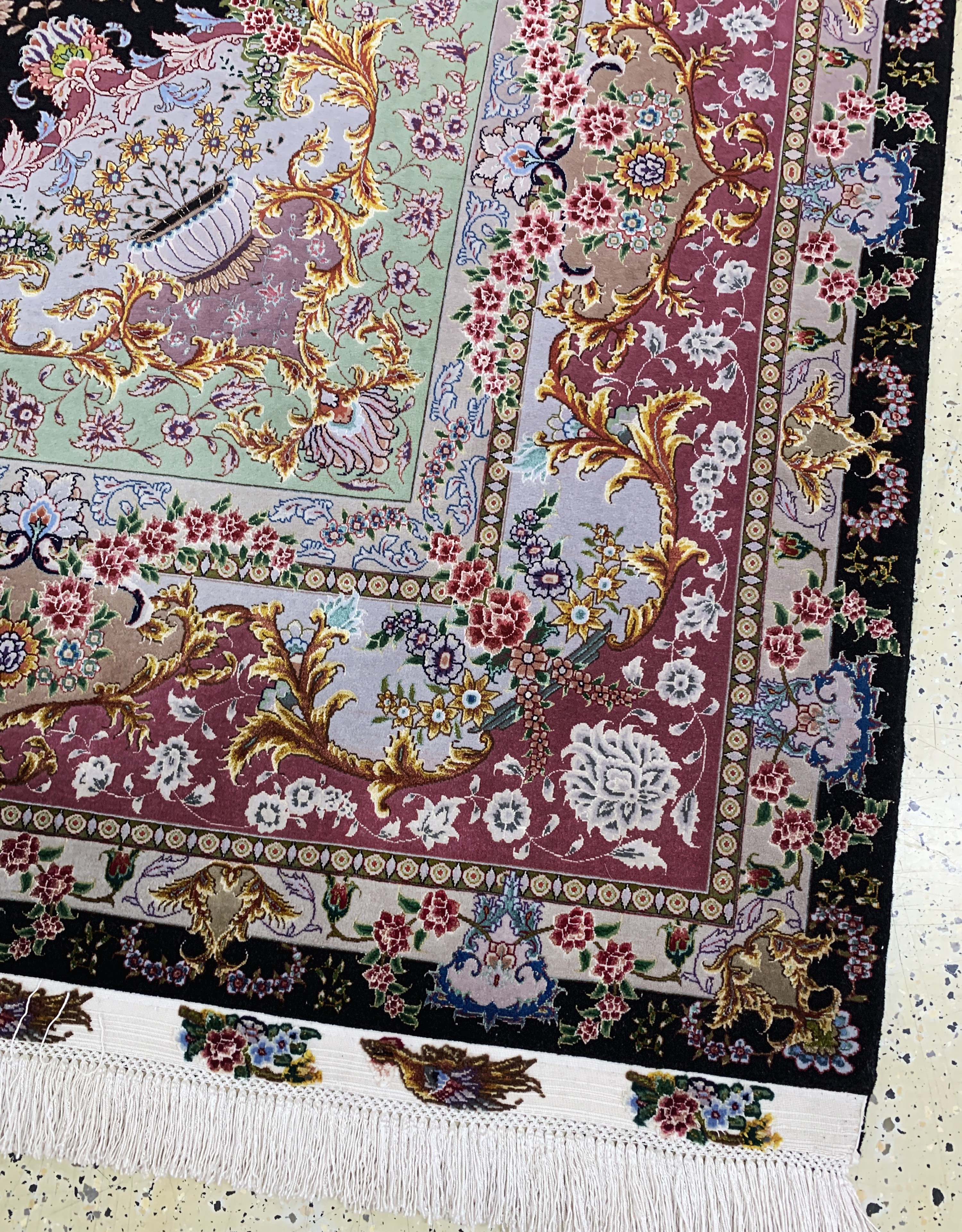 Detail g: Täbriz fein(60 Raj) signiert, Persien, Mitte 20.Jhd, Korkwolle mit und auf Seide, ca.360 x 247 cm, ca. 800.000 Kn/qm, EHZ:(nahezu neuwertig).