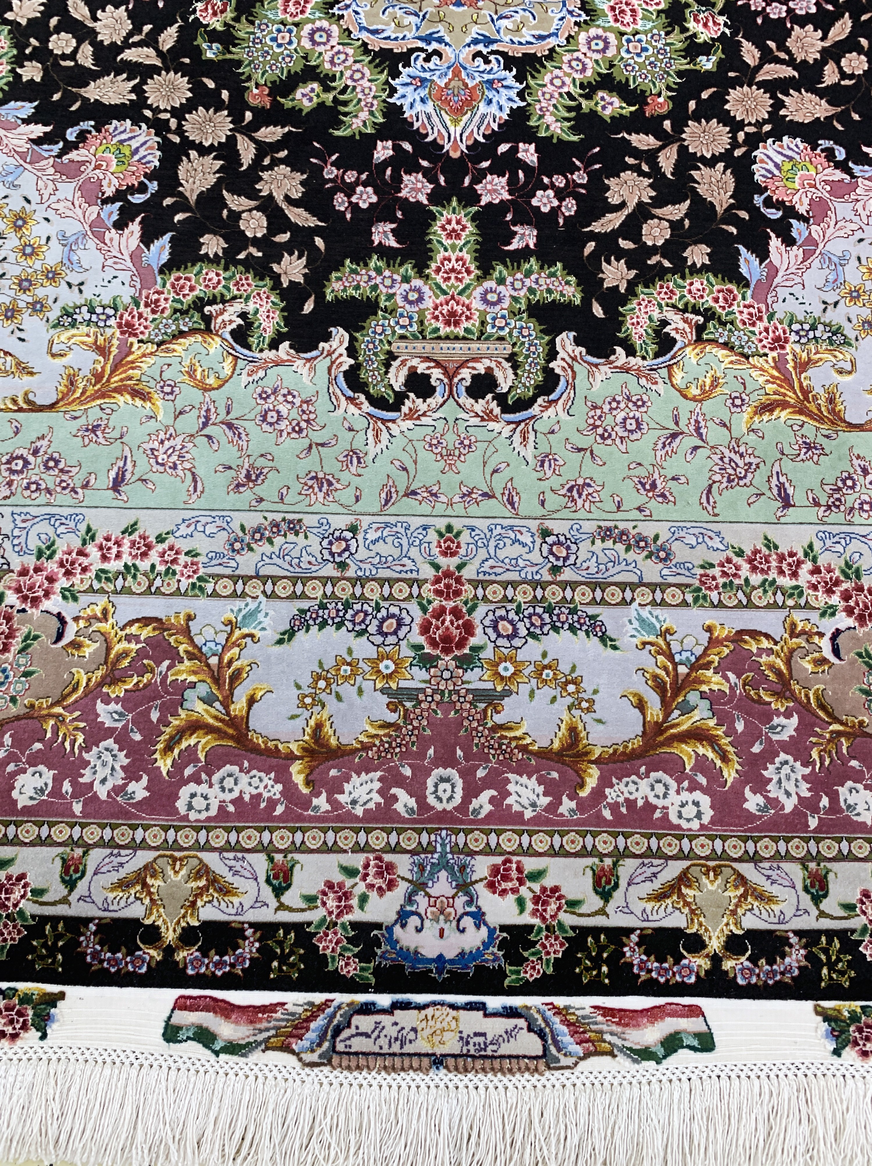 Detail h: Täbriz fein(60 Raj) signiert, Persien, Mitte 20.Jhd, Korkwolle mit und auf Seide, ca.360 x 247 cm, ca. 800.000 Kn/qm, EHZ:(nahezu neuwertig).